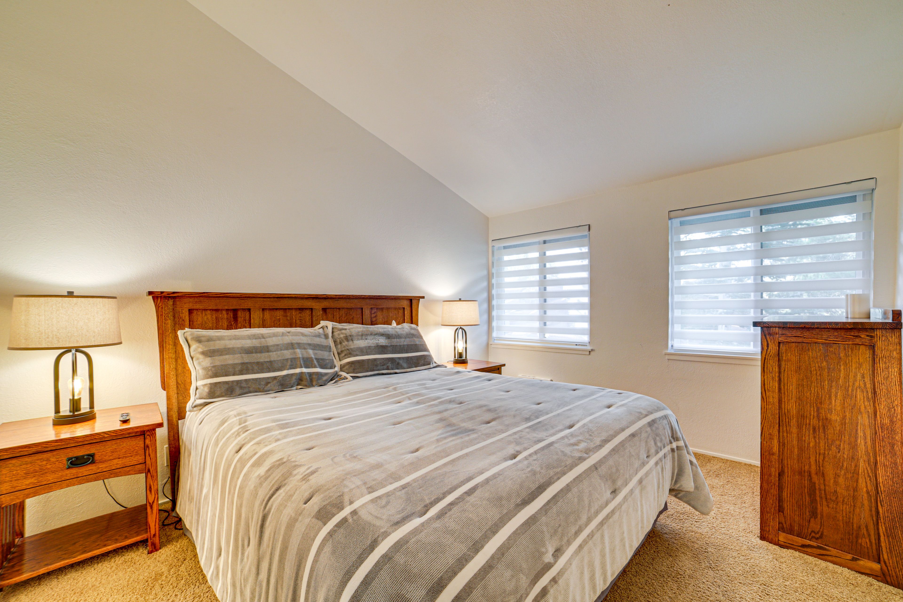 Bedroom 1 | King Bed | Smart TV | 1st Floor