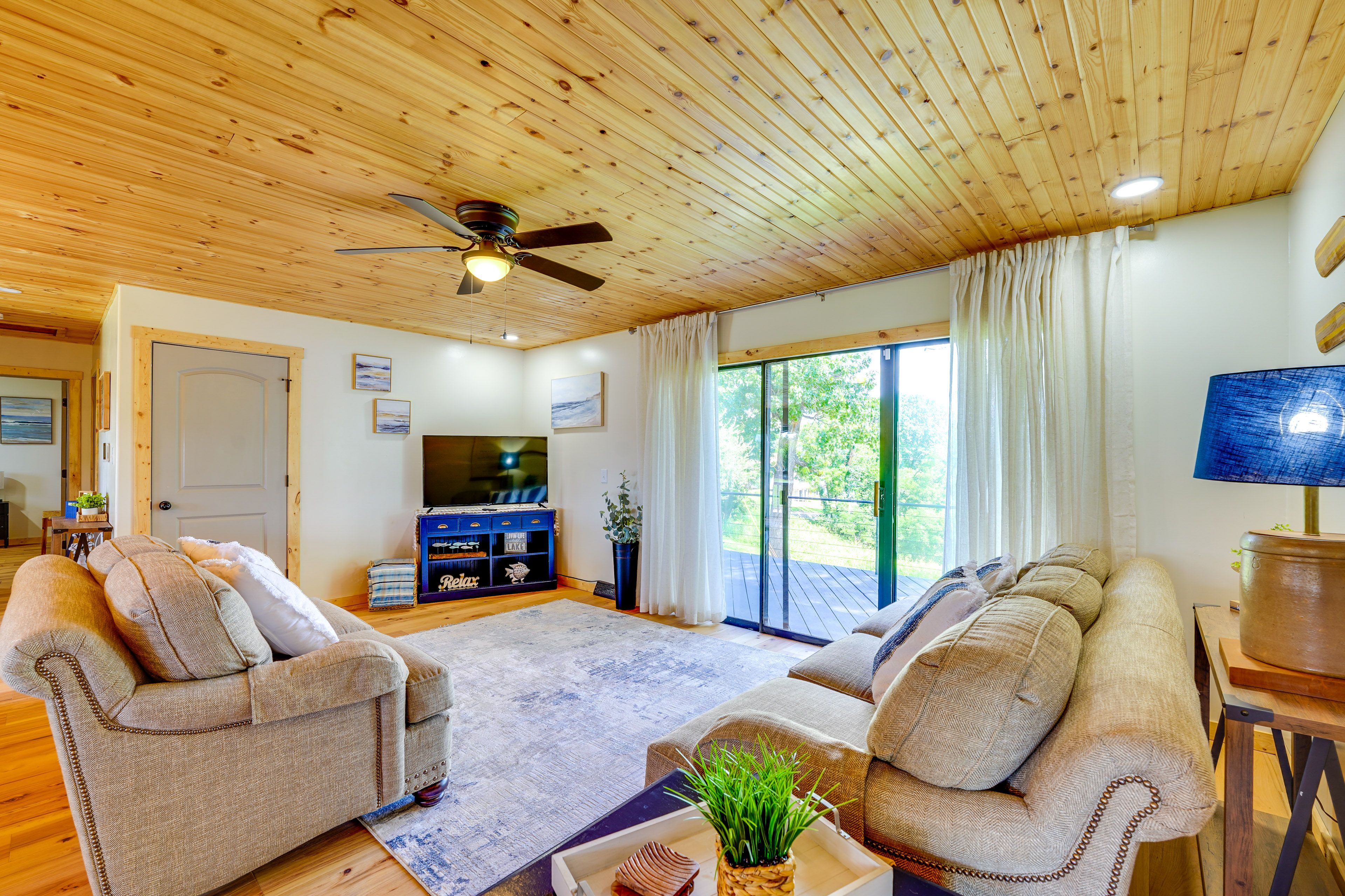 Living Room | Free WiFi | Smart TV | Central A/C