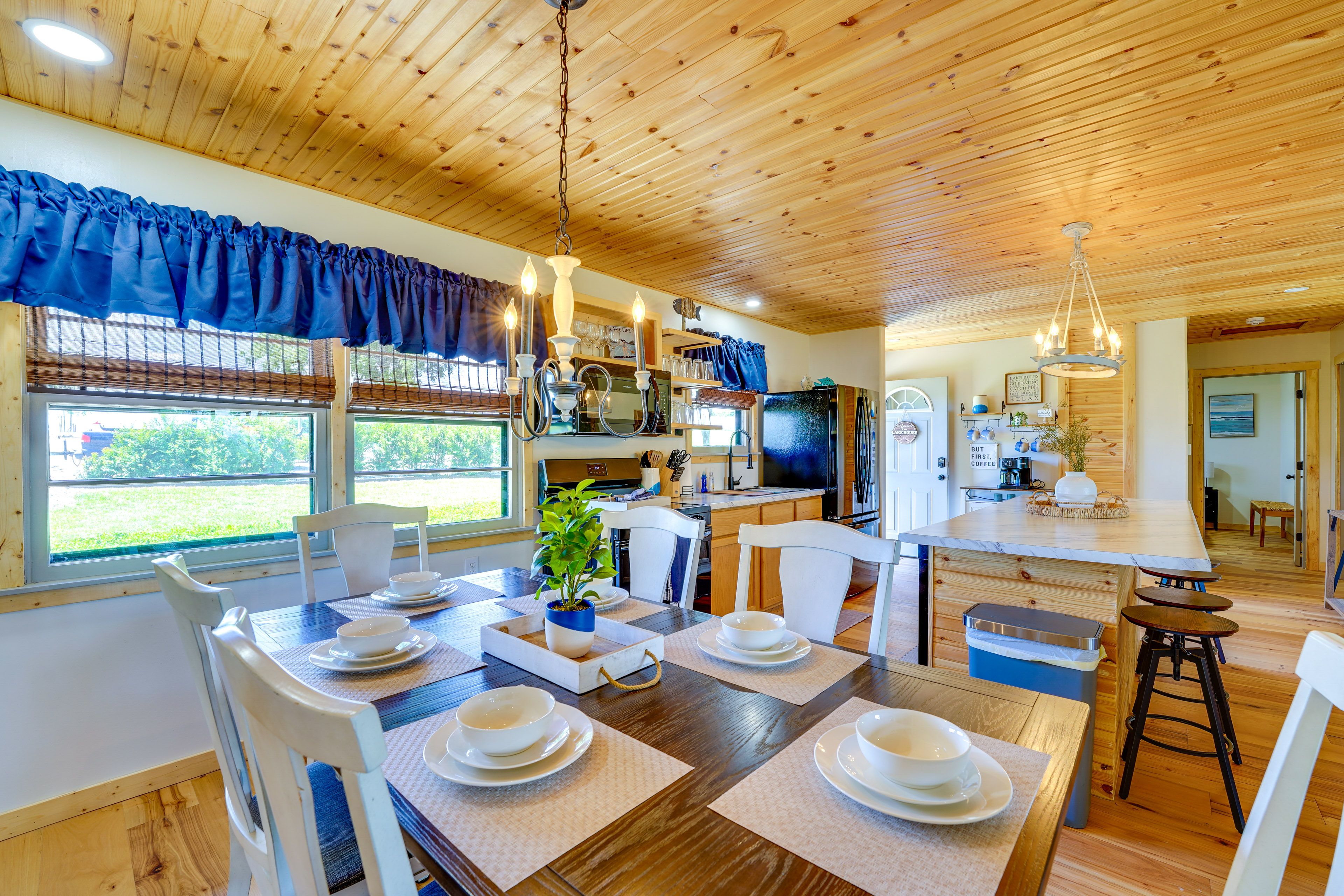 Dining Area | Dishware & Flatware Provided