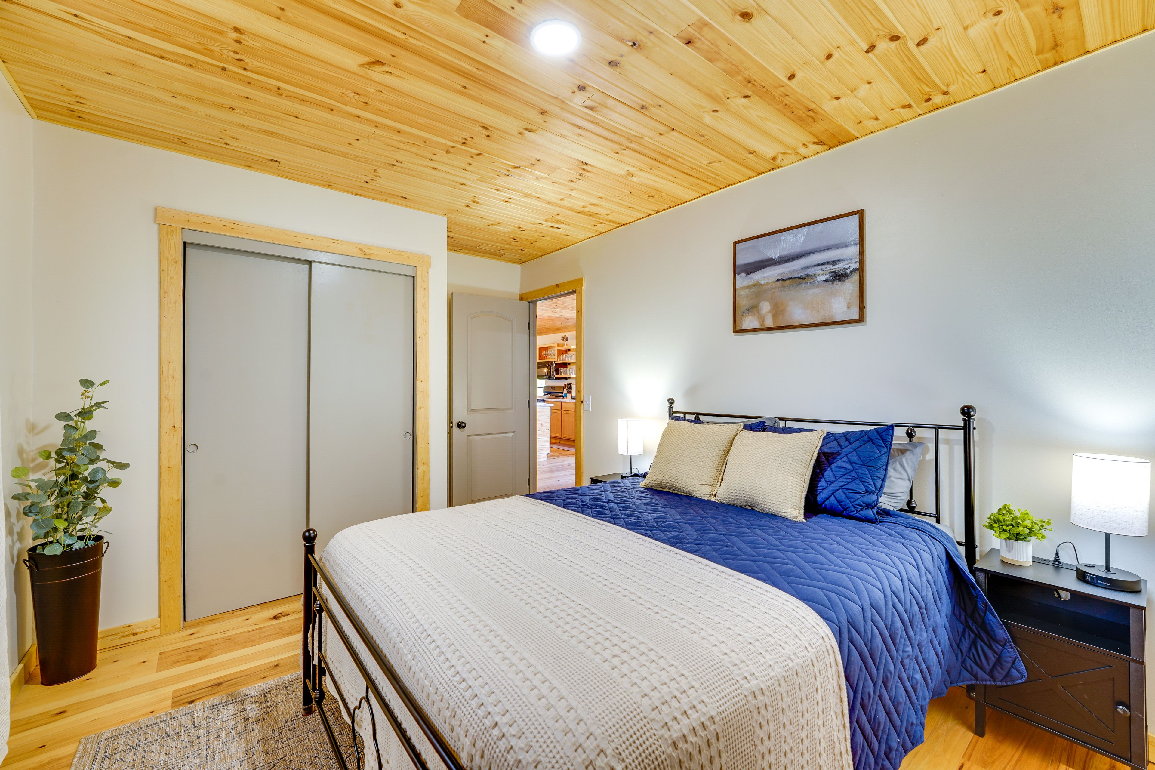 Bedroom 1 | Queen Bed