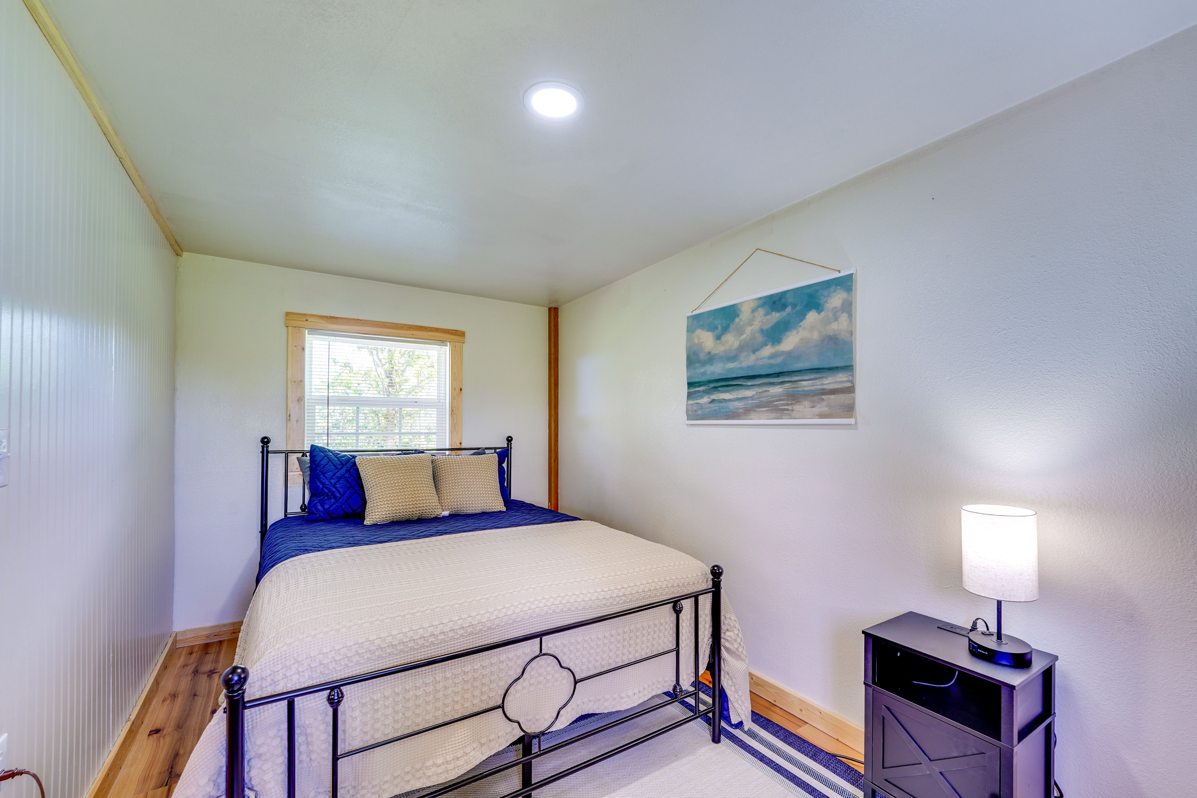 Bedroom | Queen Bed