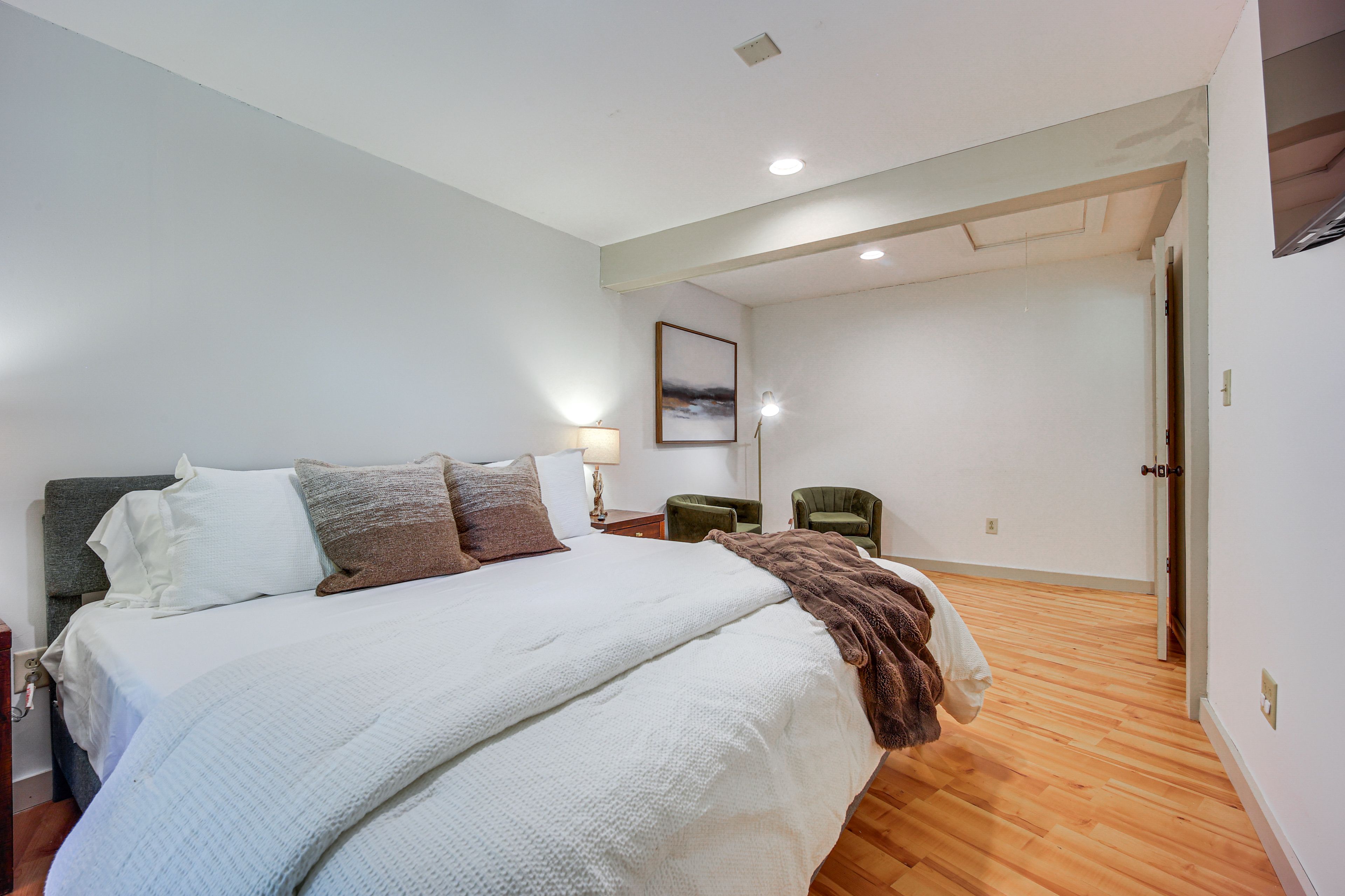 Bedroom 1 | King Bed | 1st Floor