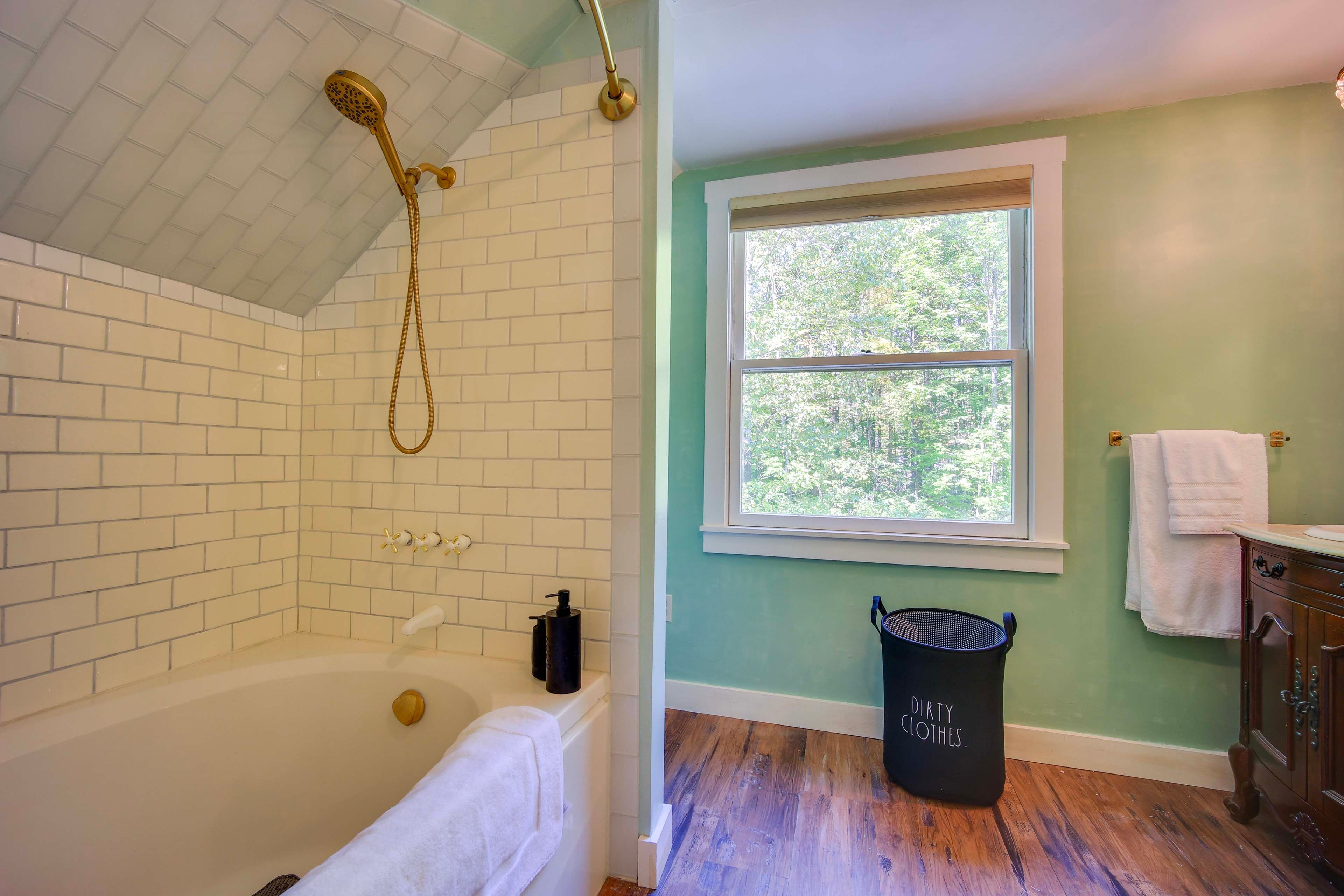 Full Bathroom | 2nd Floor