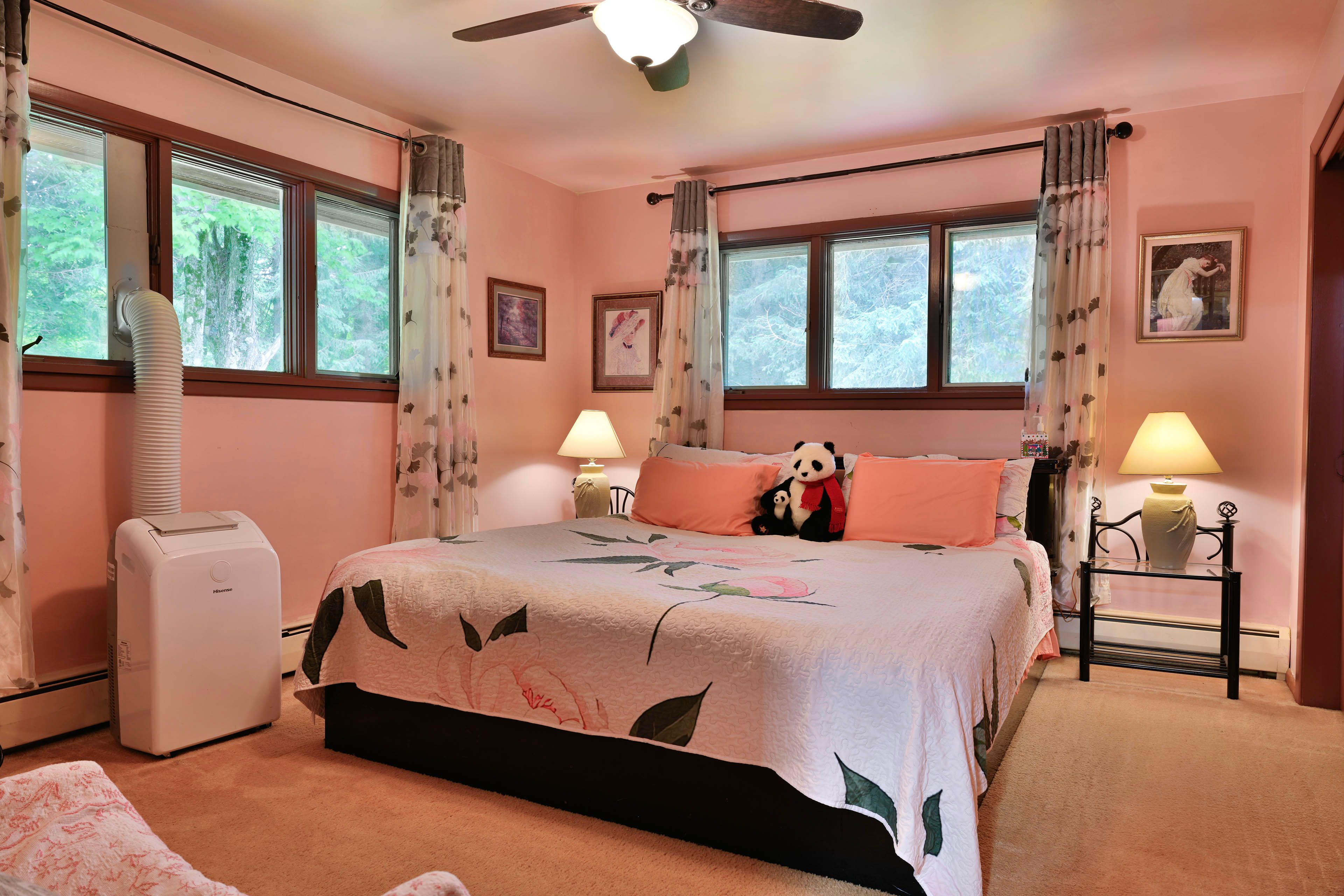 Bedroom 1 | King Bed | 1st Floor