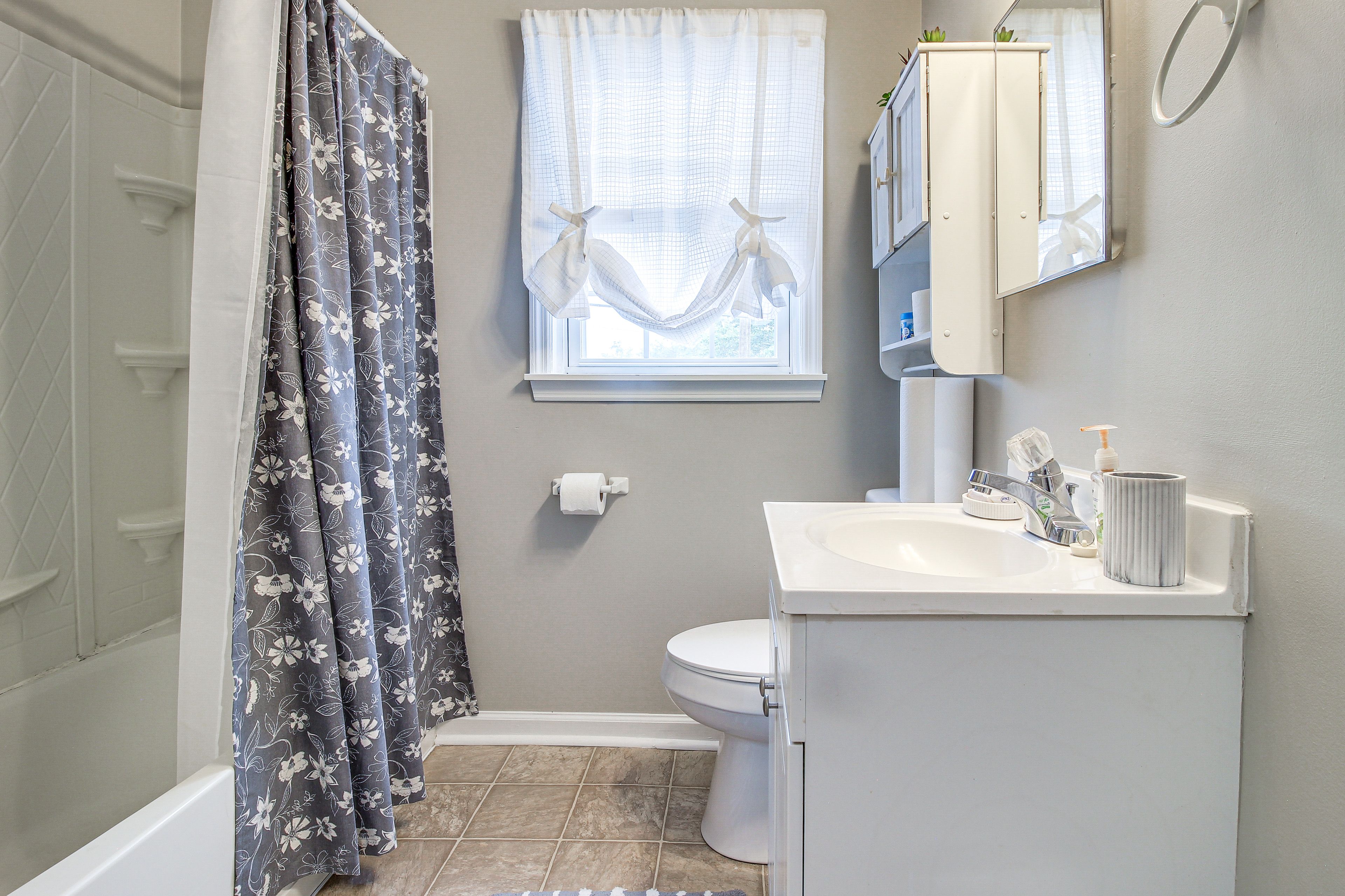 Full Bathroom | Complimentary Toiletries | Towels Provided
