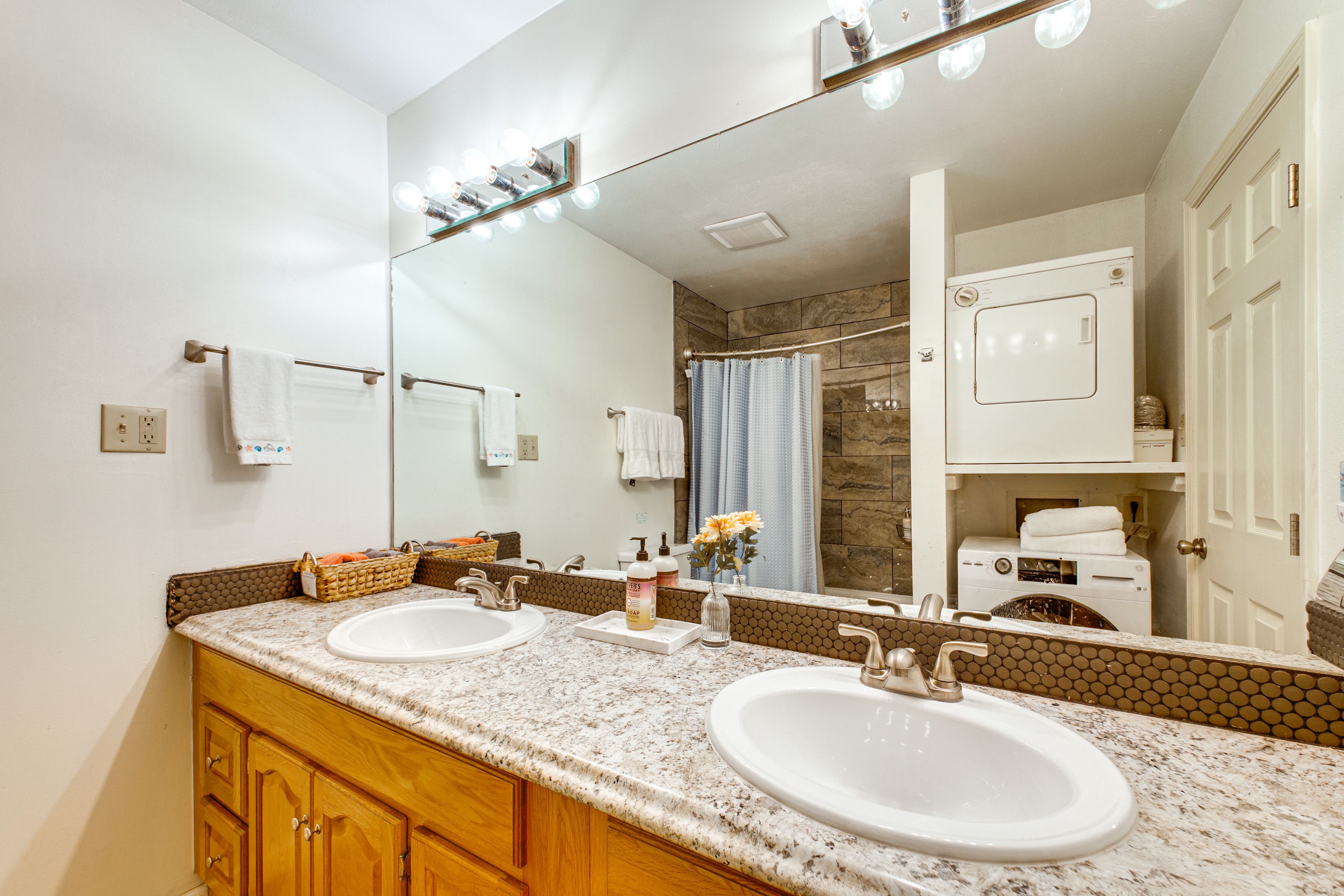 Full Bathroom | Washer & Dryer | 2nd Floor