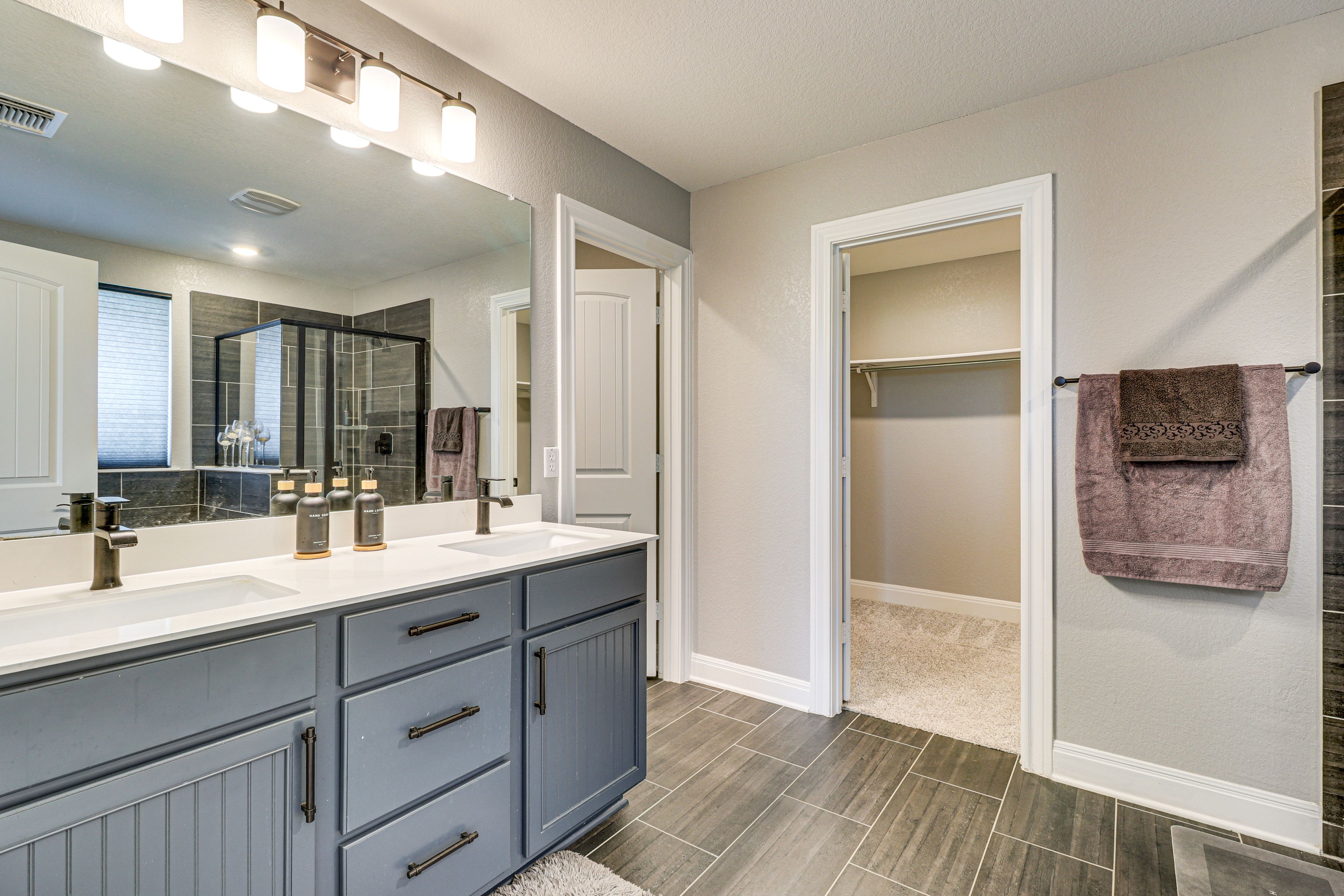En-Suite Bathroom | 2nd Floor | Walk-In Closet | Towels Provided