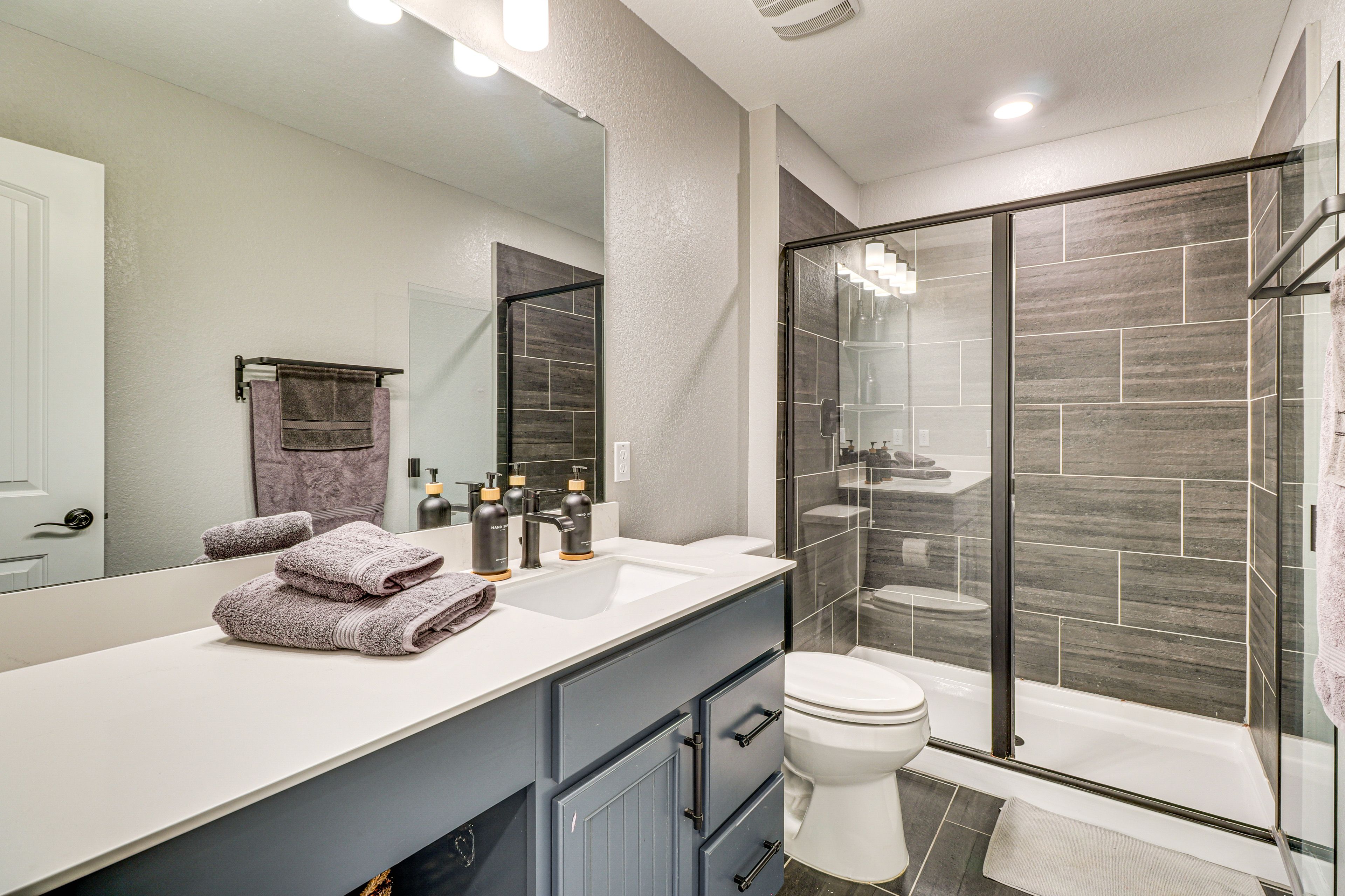 Full Bathroom | 2nd Floor | Complimentary Toiletries | Hair Dryer