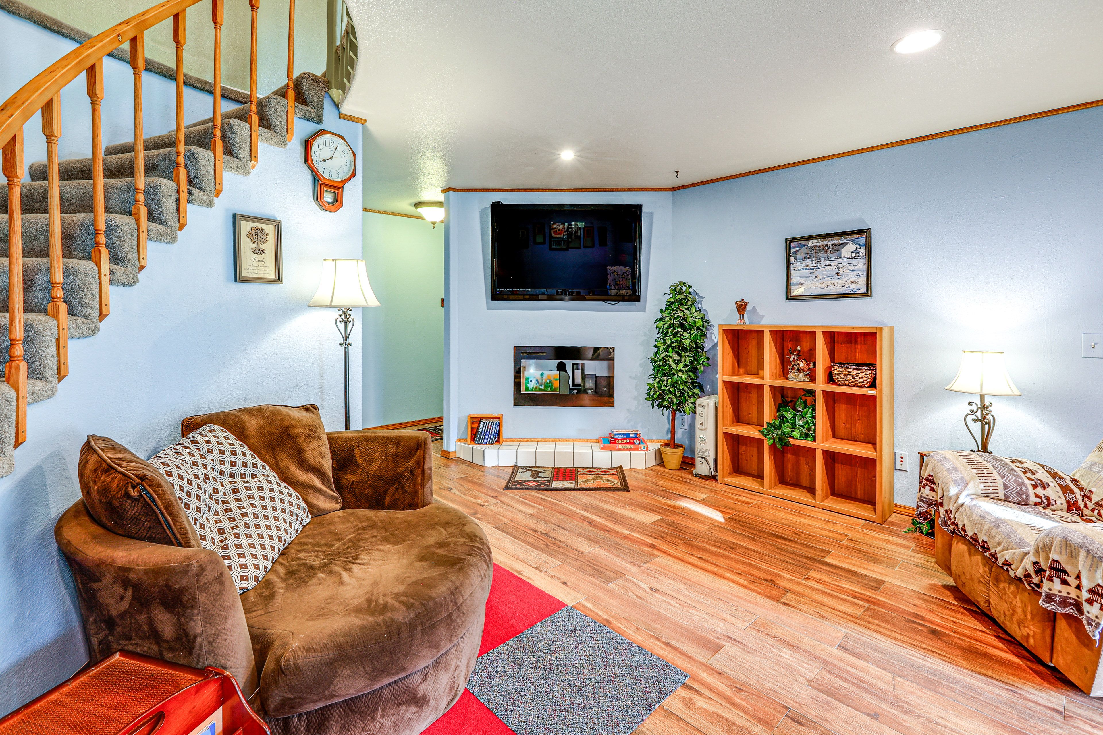 Living Room | Central Heat | Smart TV | 1st Floor