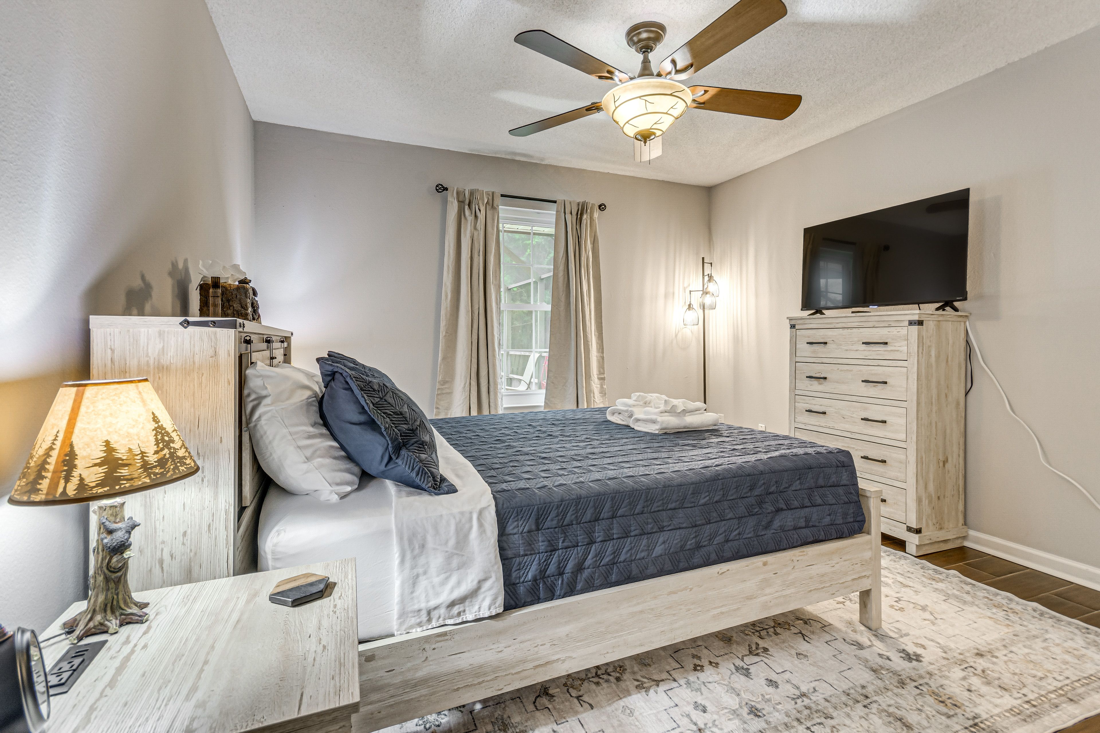 Bedroom 3 | Queen Bed