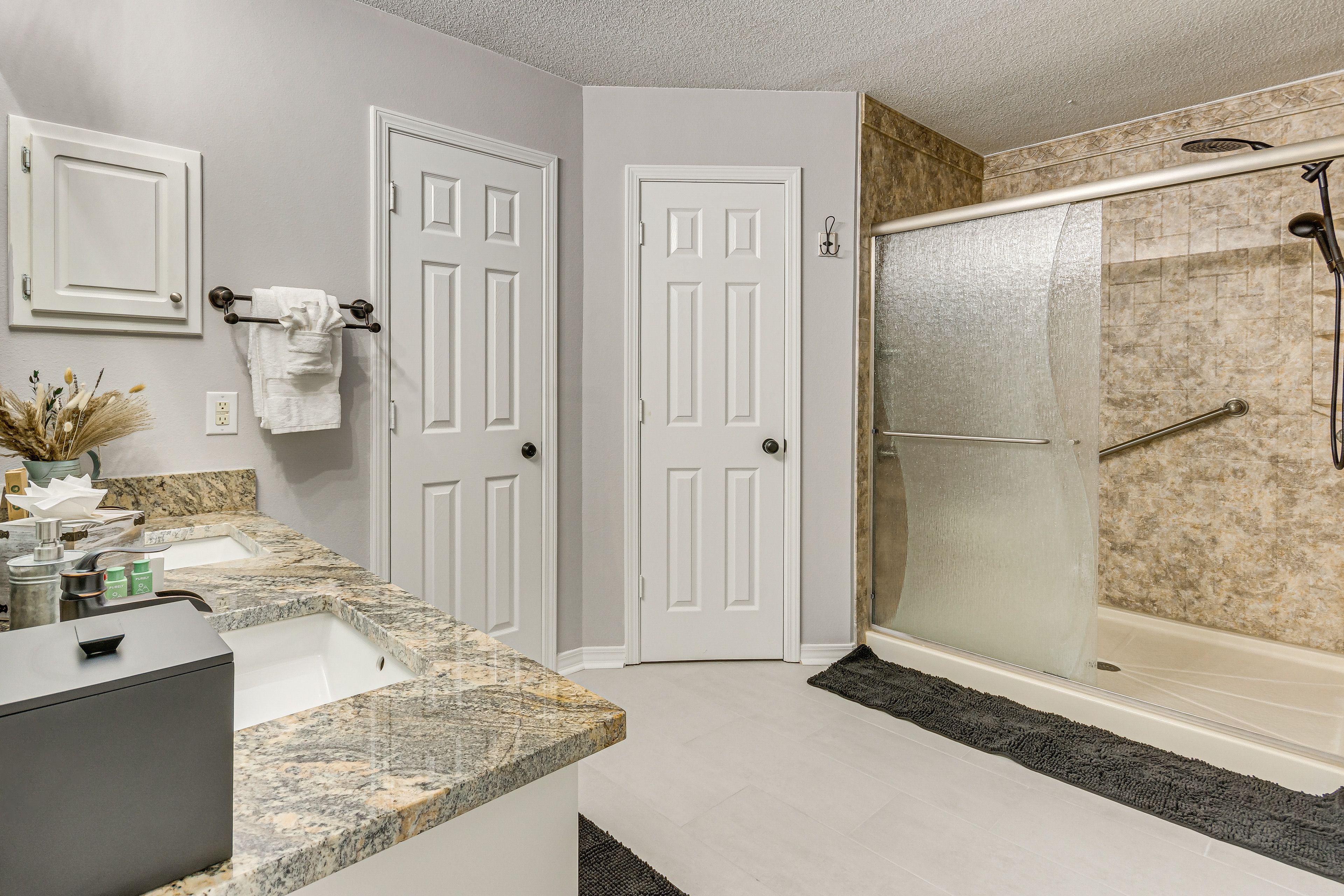 En-Suite Bathroom | Towels Provided