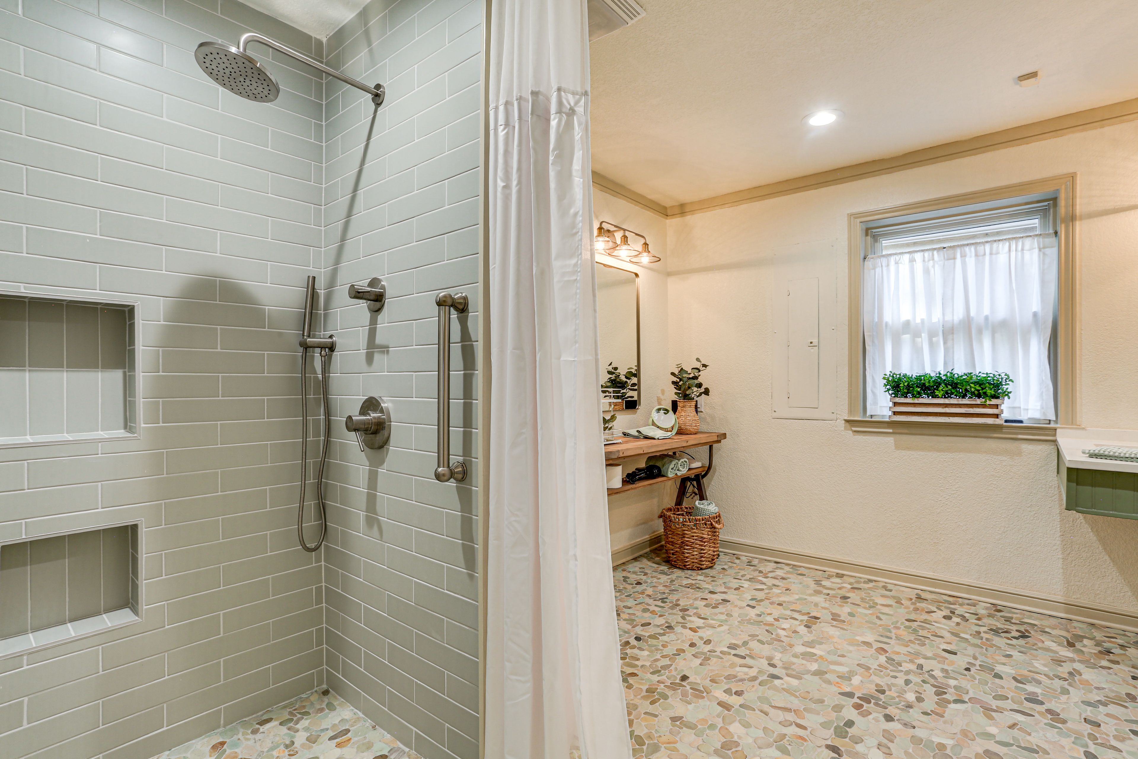 Full Bathroom | Complimentary Toiletries