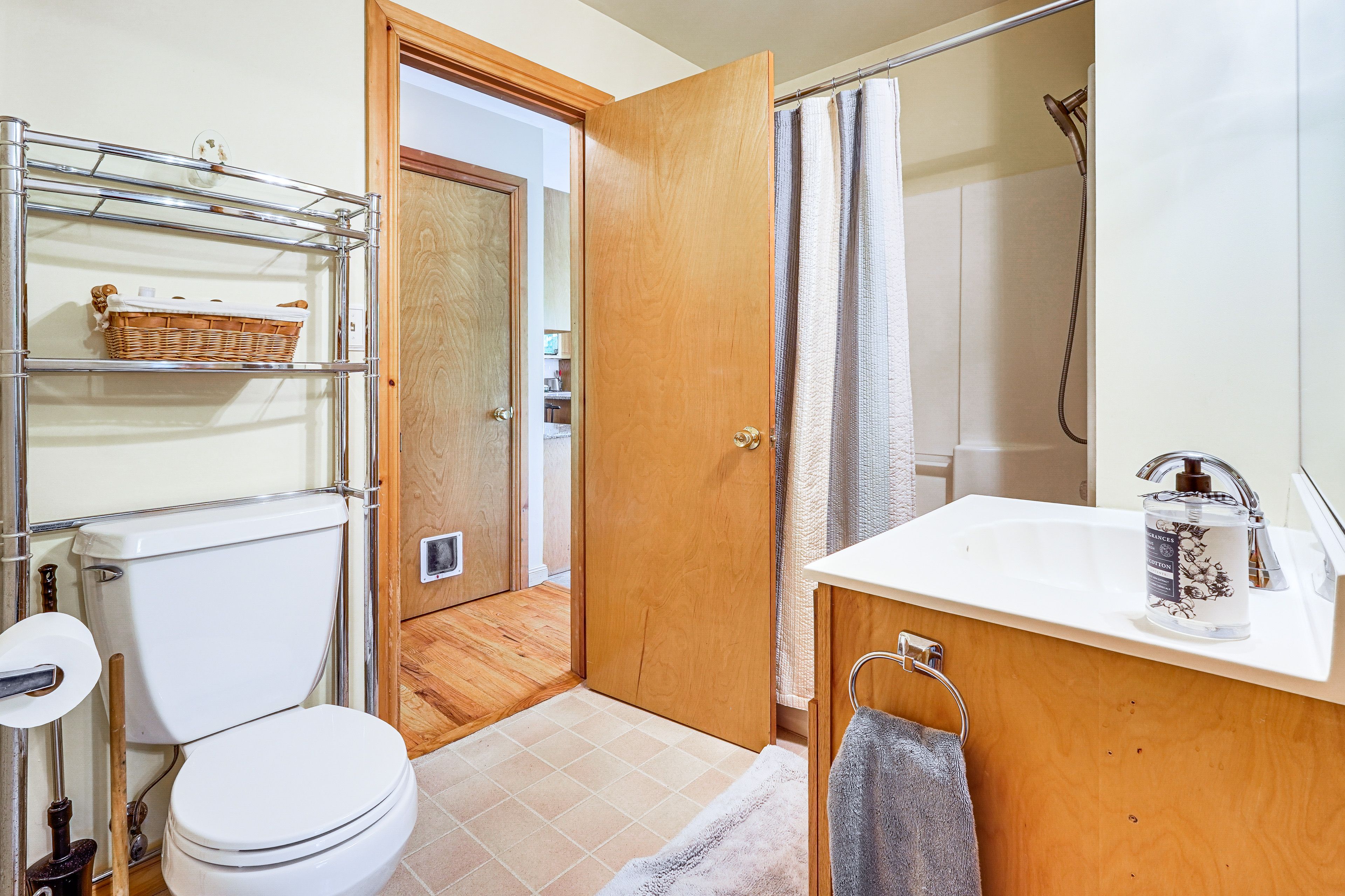 Full Bathroom | Towels Provided