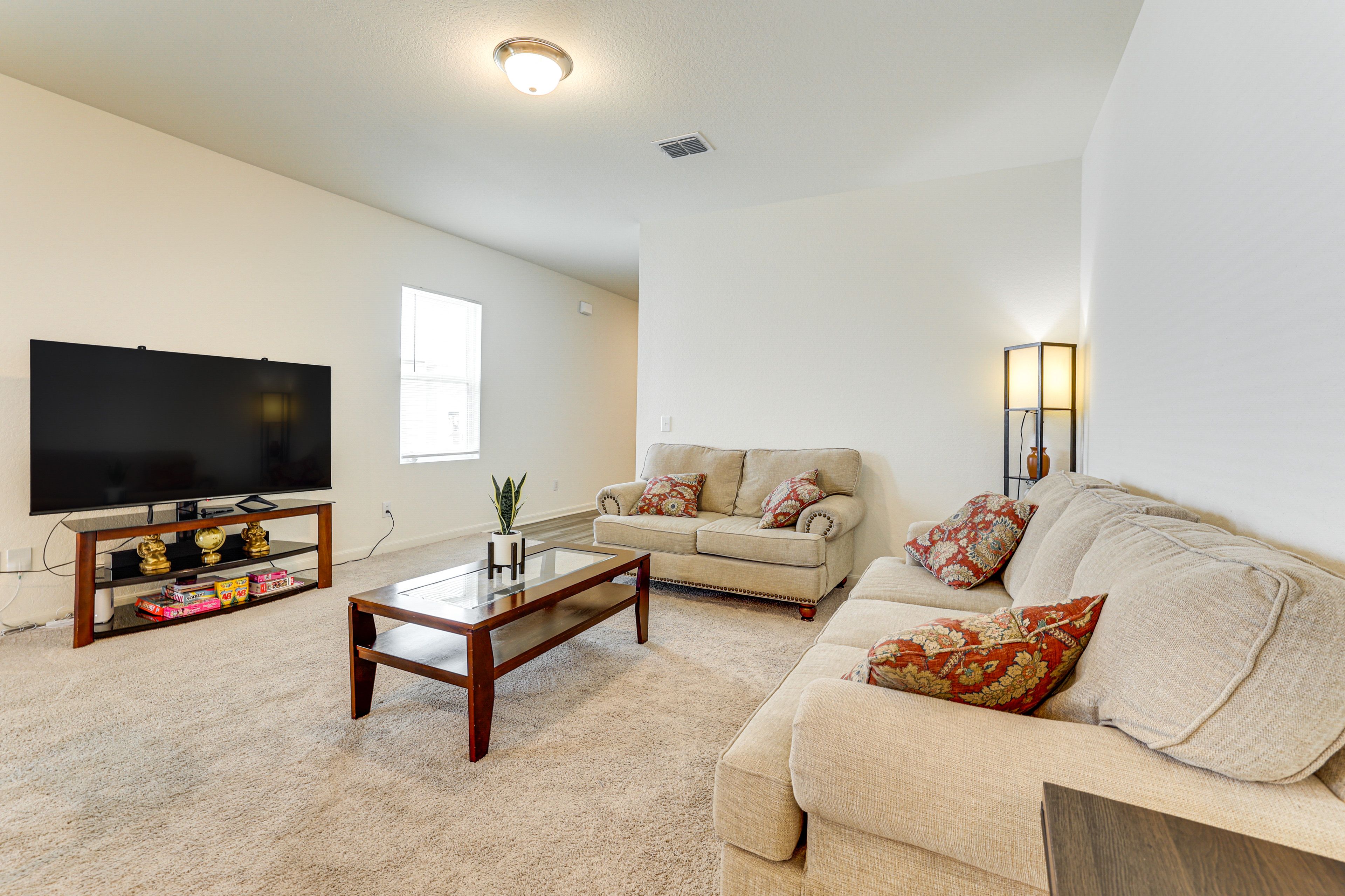 Living Room | Free WiFi | Central Heating & A/C | Smart TV
