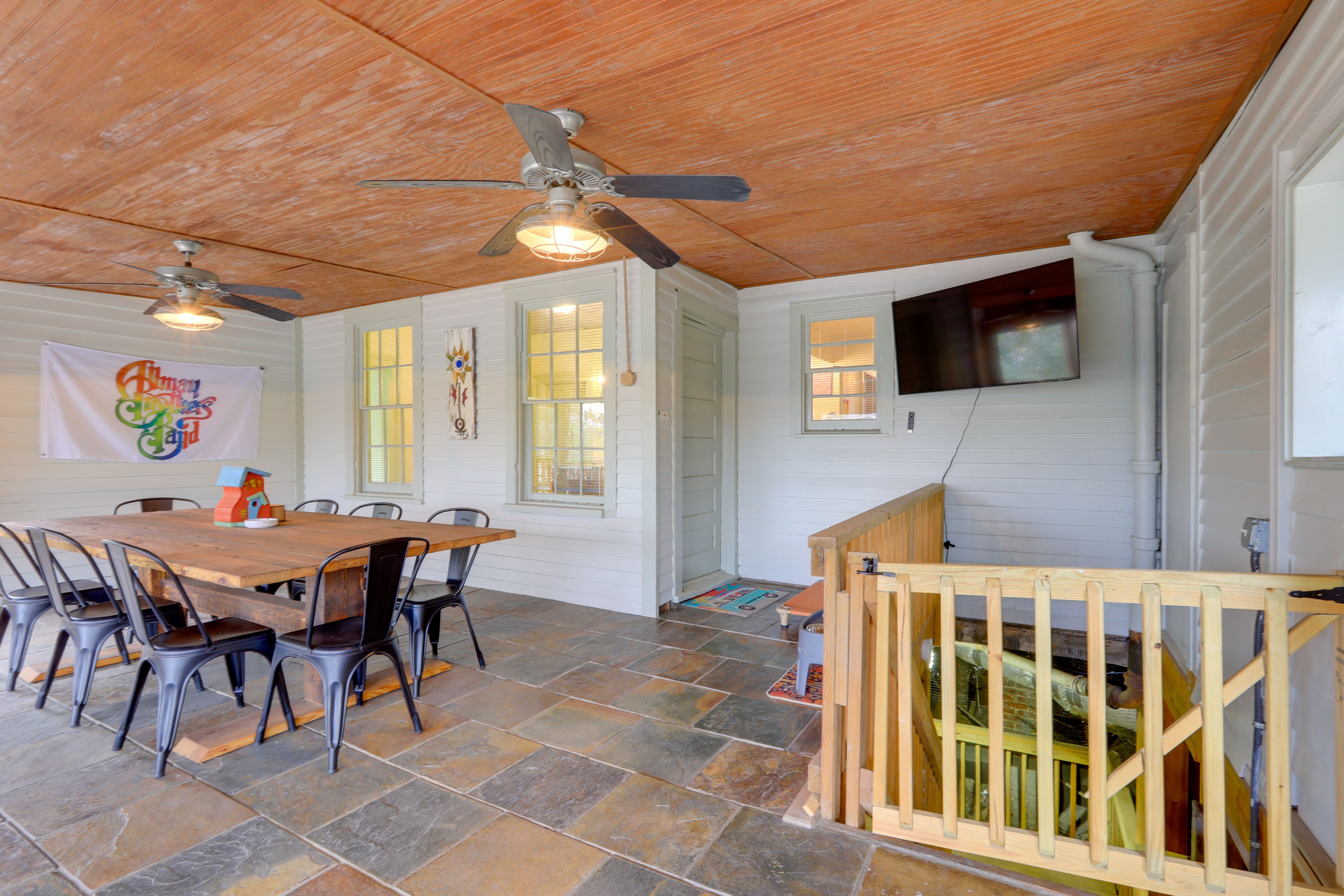 Screened Porch | Smart TV