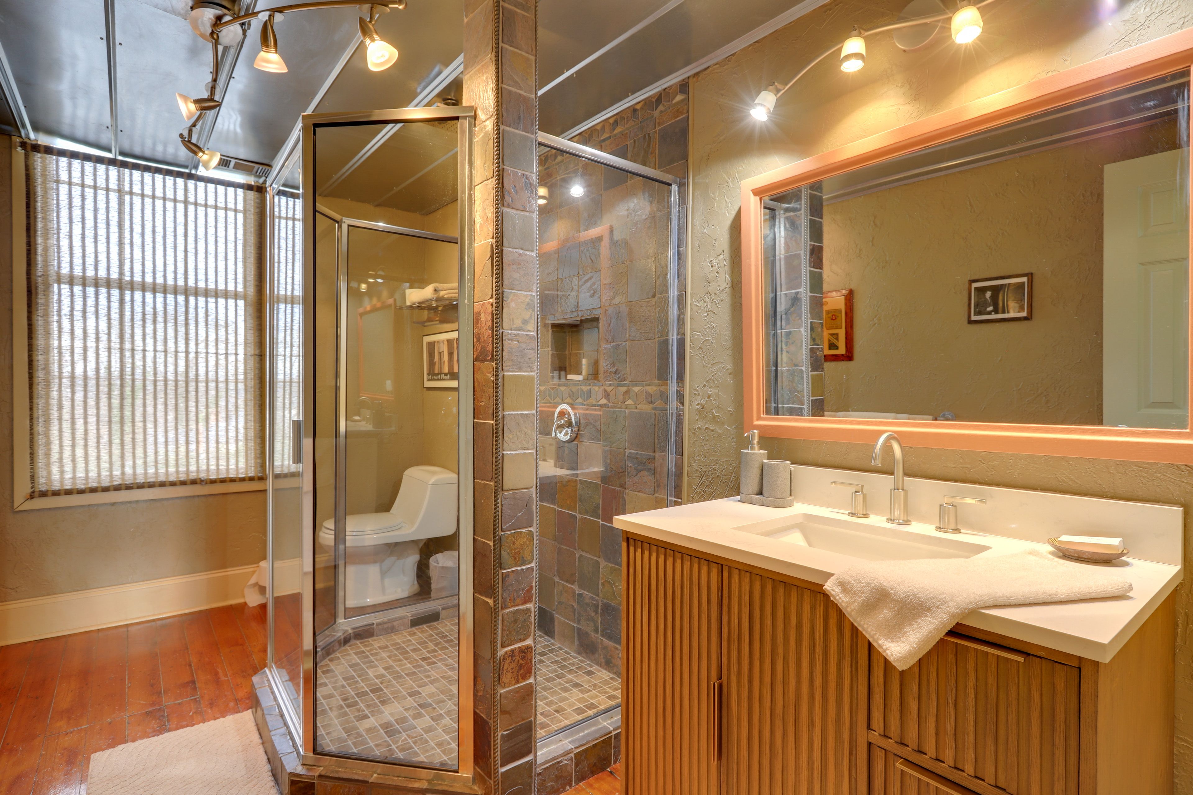 Bathroom | 2nd Floor