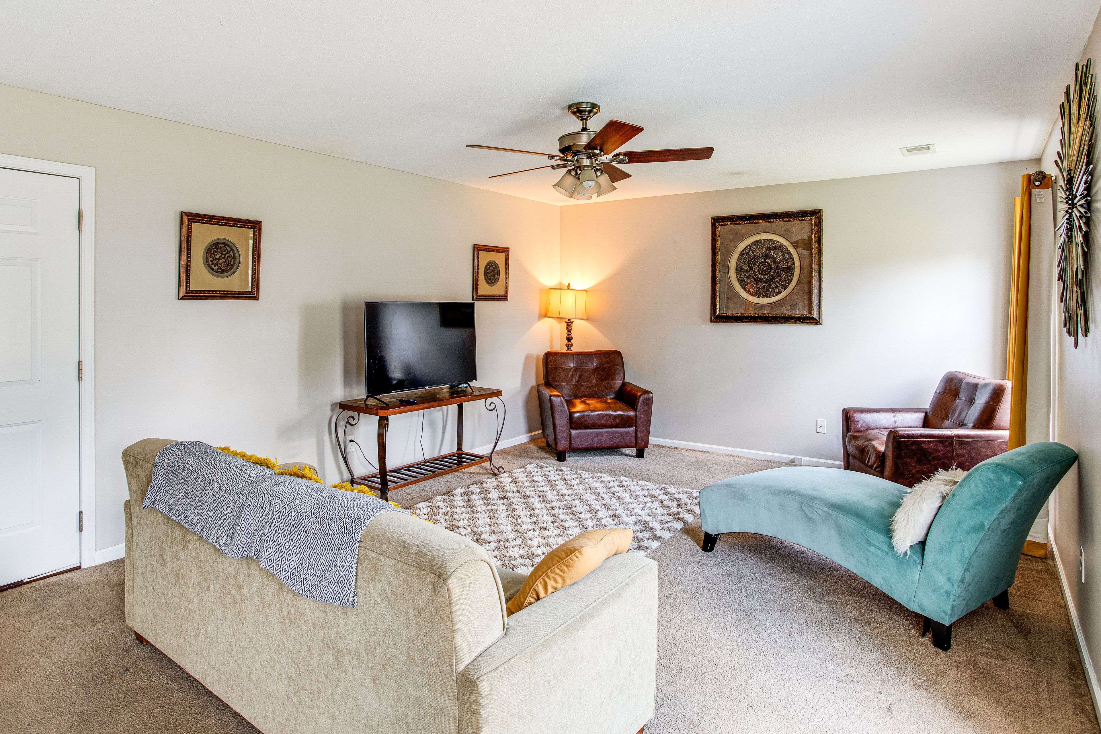 Living Room | Free WiFi | Central Heating & A/C | Smart TV | Main Floor
