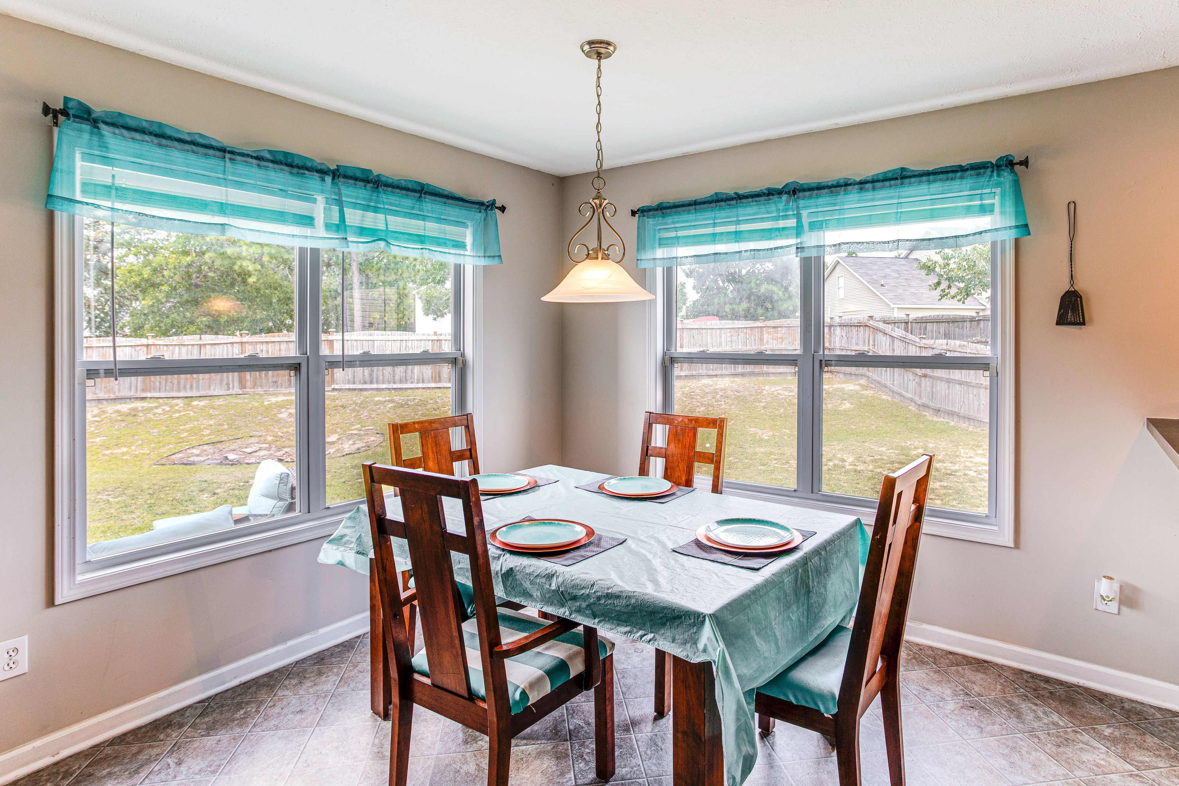 Dining Area | Dishware/Flatware Provided | Main Floor