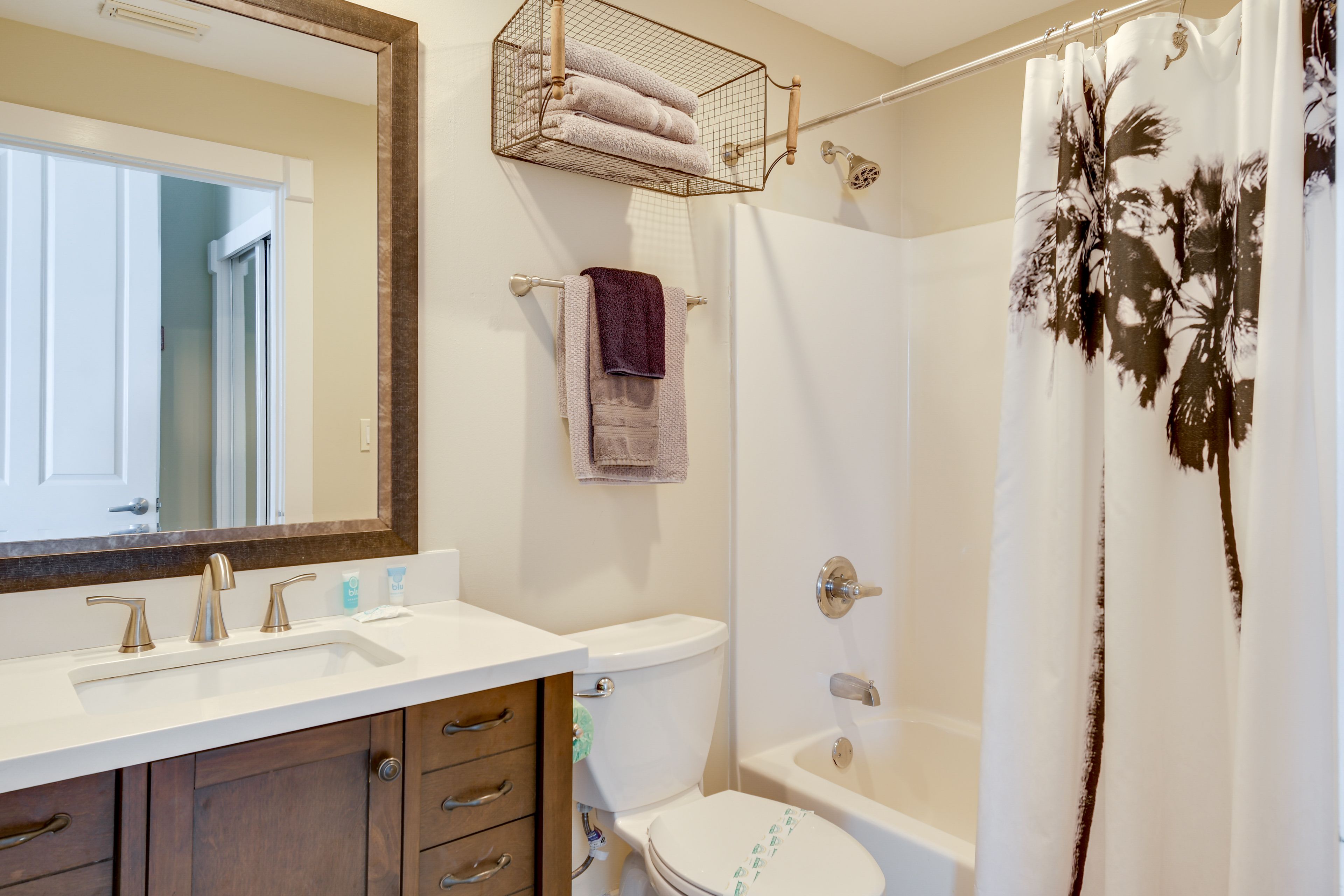 Full Bathroom | Complimentary Toiletries