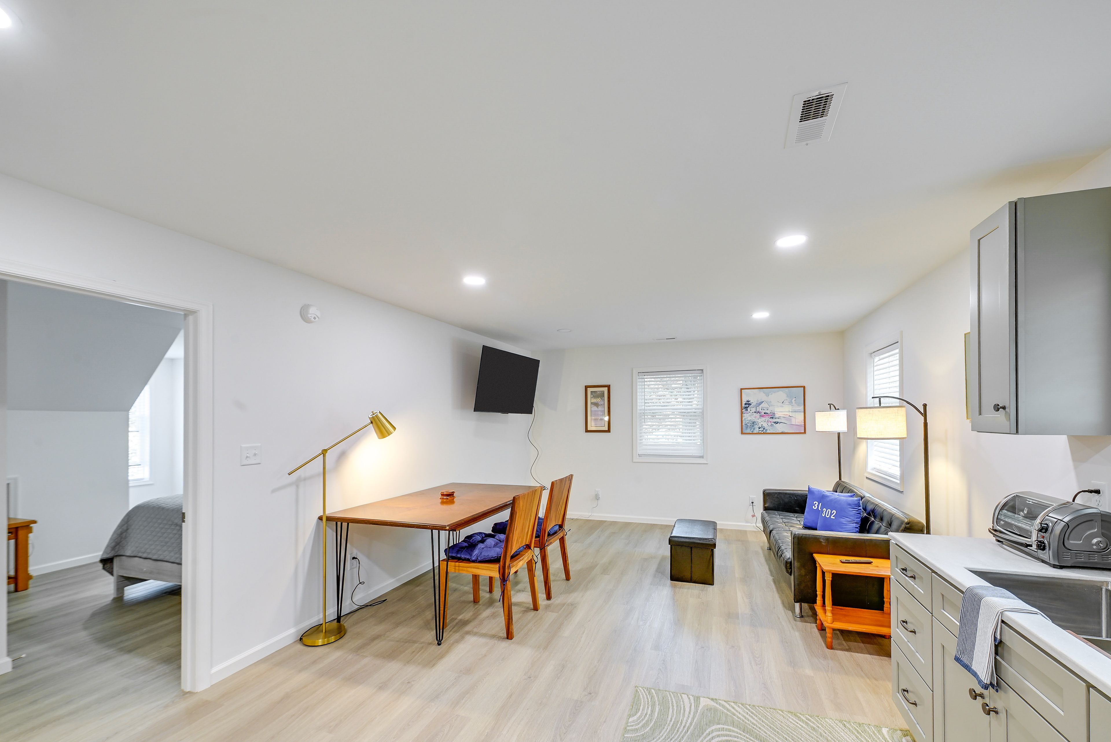 Living Room | Free WiFi | Central Heating & A/C | Smart TV