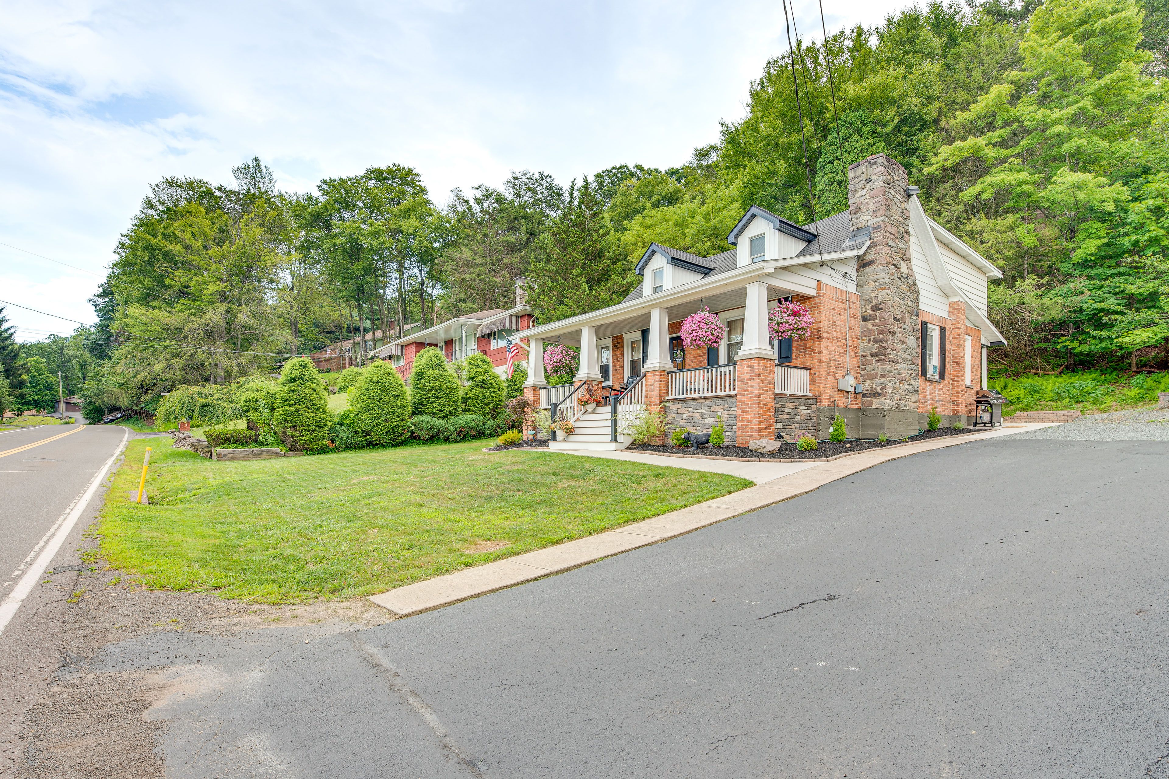 Exterior | Driveway (6 Vehicles)