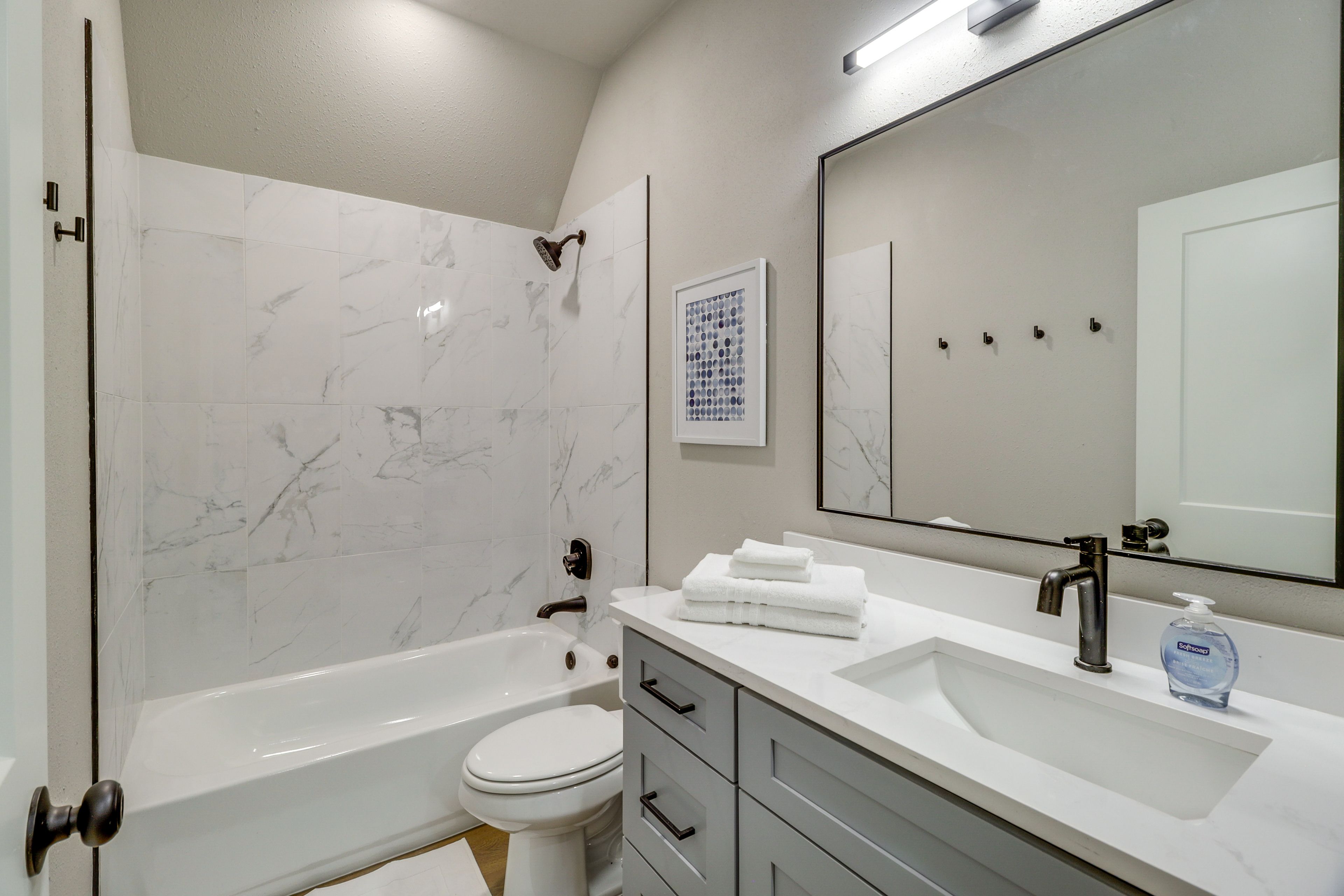 Full Bathroom | 2nd Floor