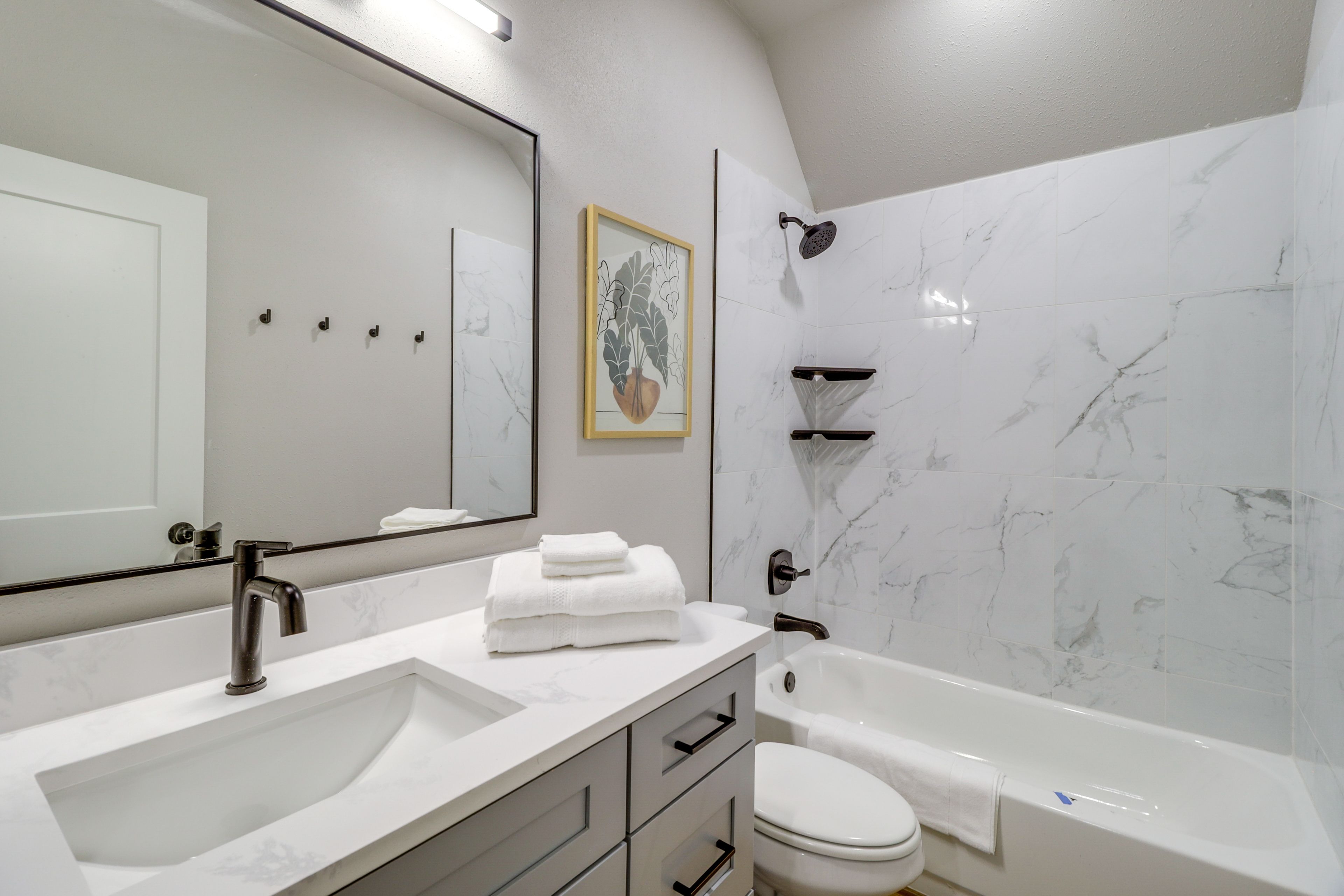 Full Bathroom | 2nd Floor
