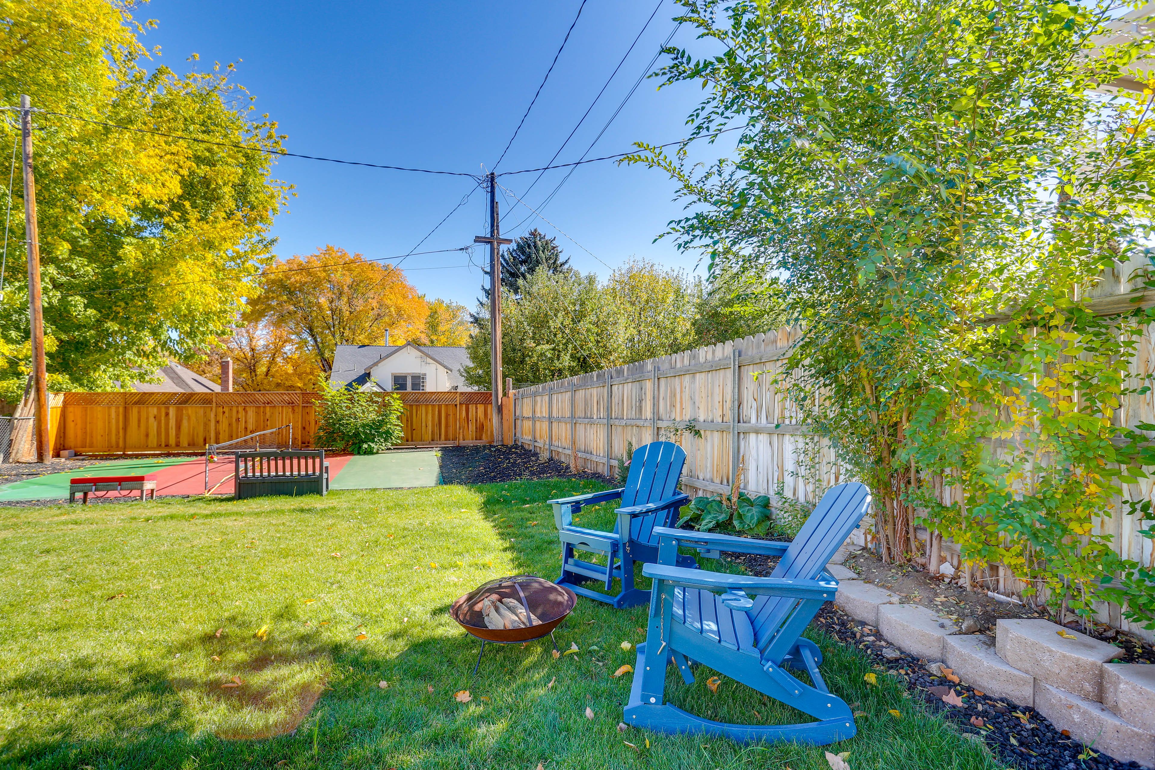 Shared Backyard | Fire Pit | Pickleball Court