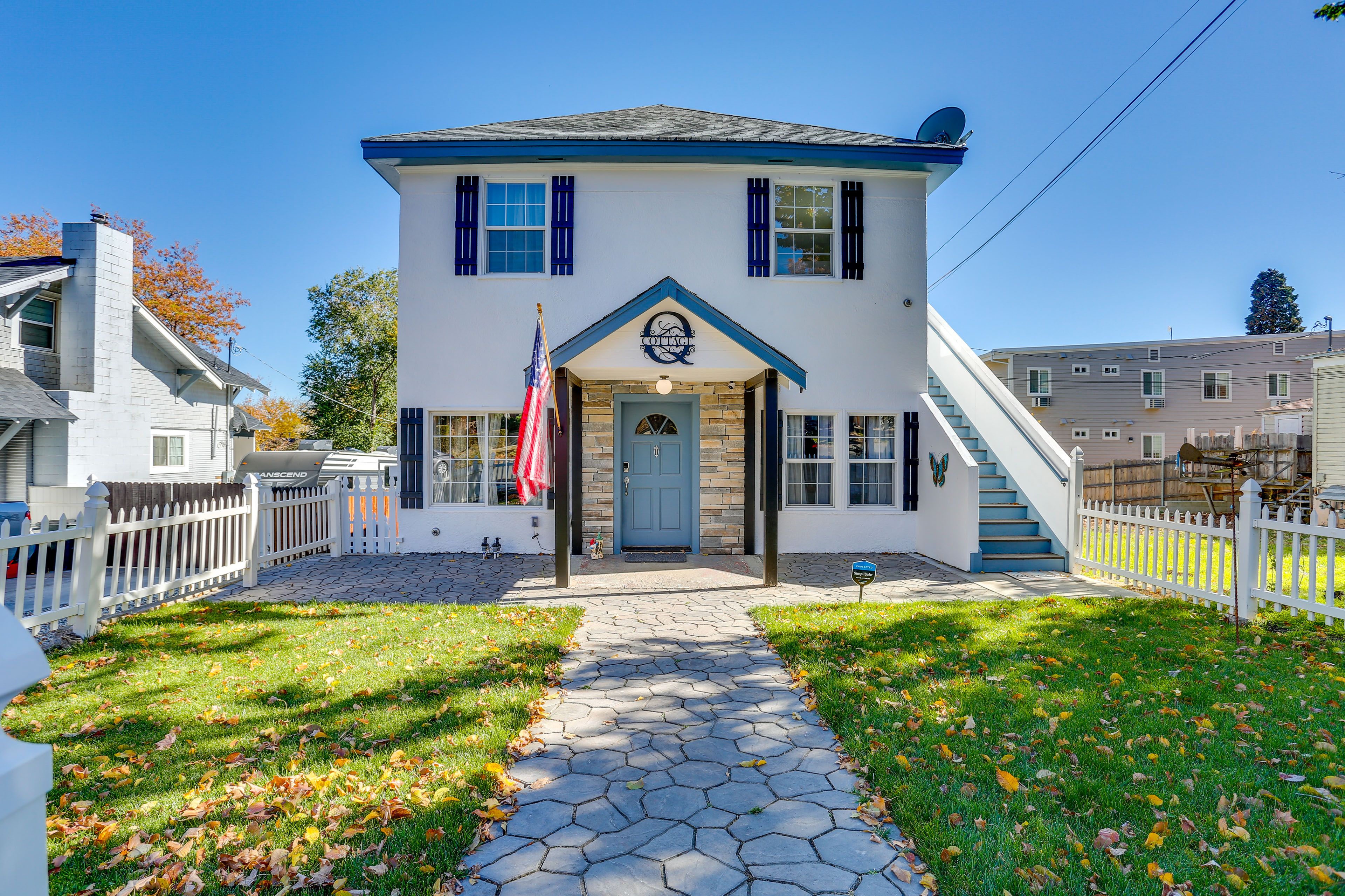 Parking | Driveway (1 Vehicle) | Street (4 Vehicles)