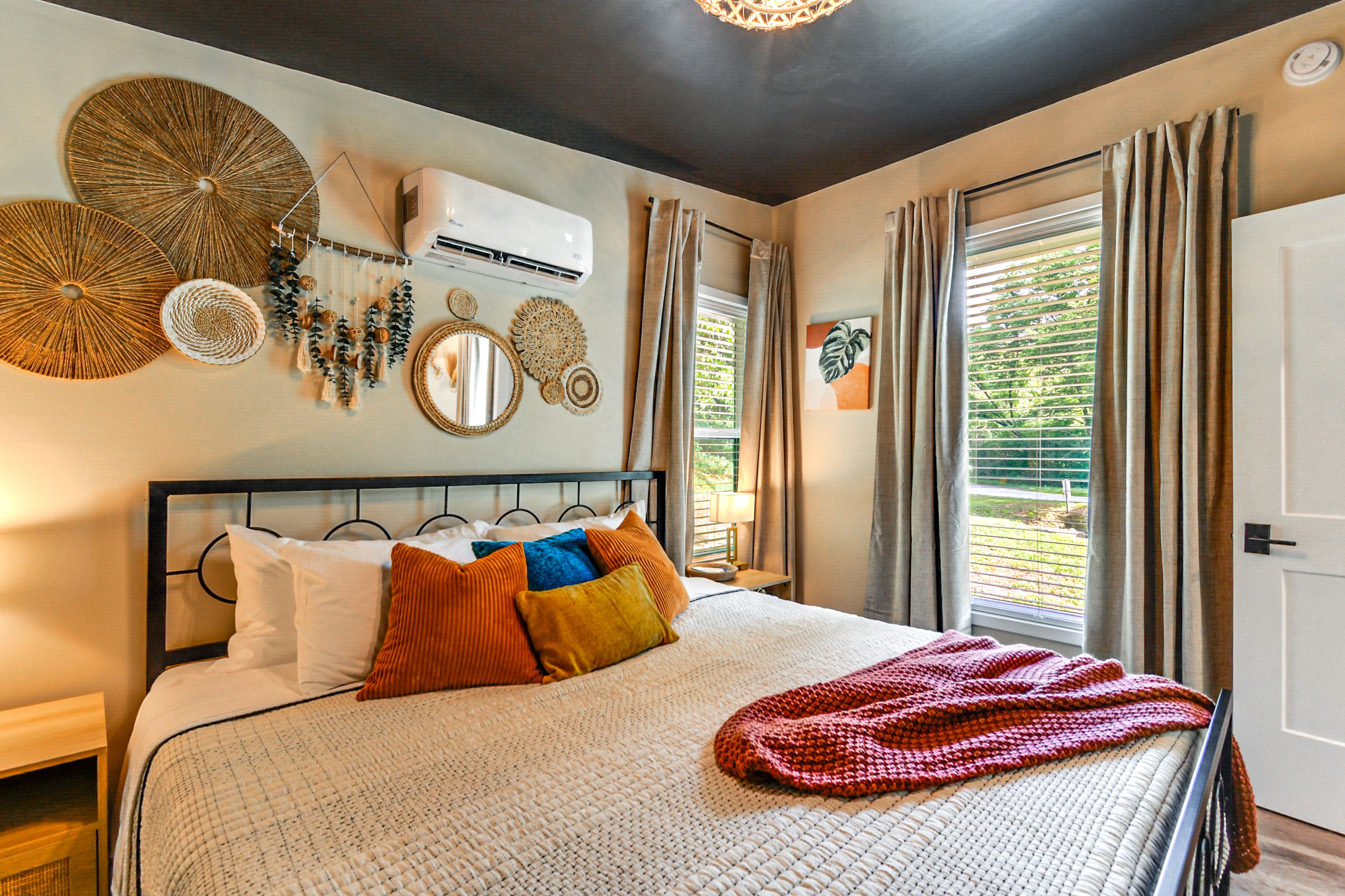 Bedroom | Queen Bed | Smart TV | Linens Provided