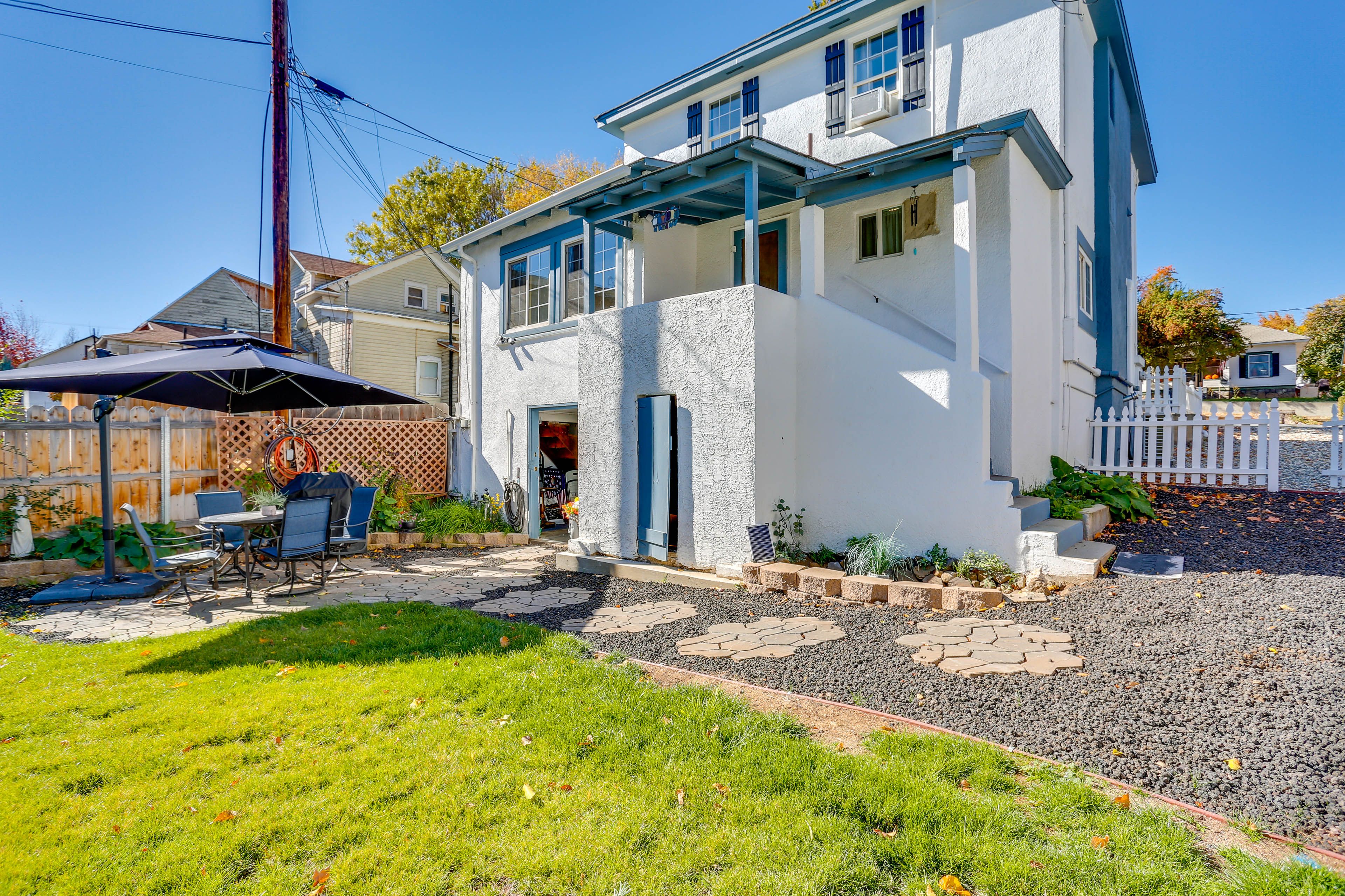 Shared Backyard | Fire Pit | Pickleball Court