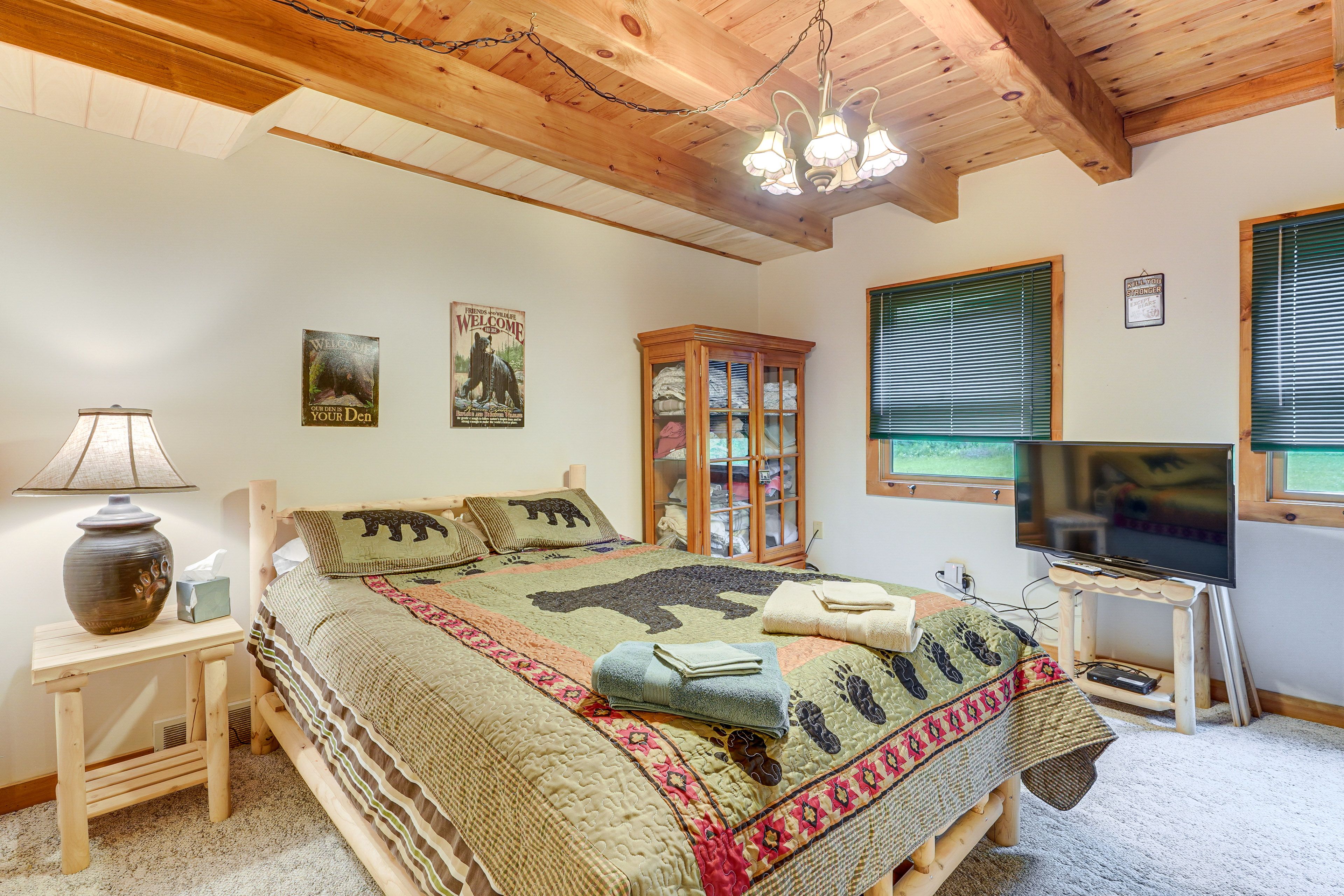 Bedroom 1 | 1st Floor | Queen Bed | Smart TV