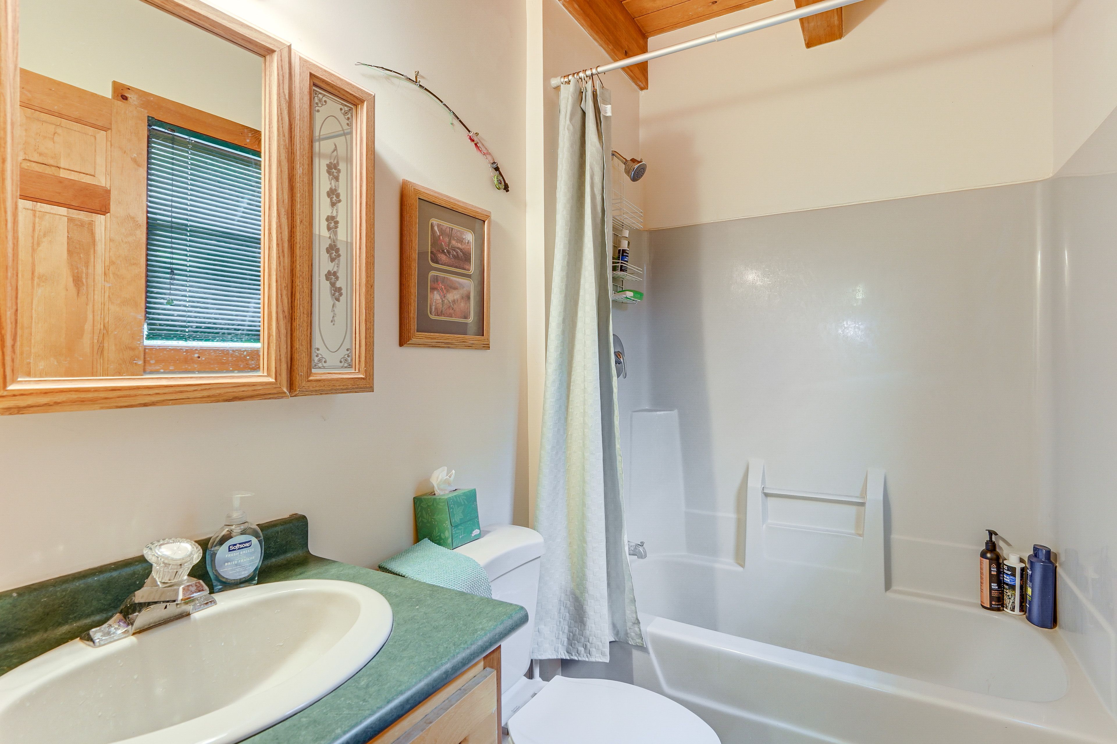 Full Bathroom | 1st Floor | Towels Provided | Complimentary Toiletries