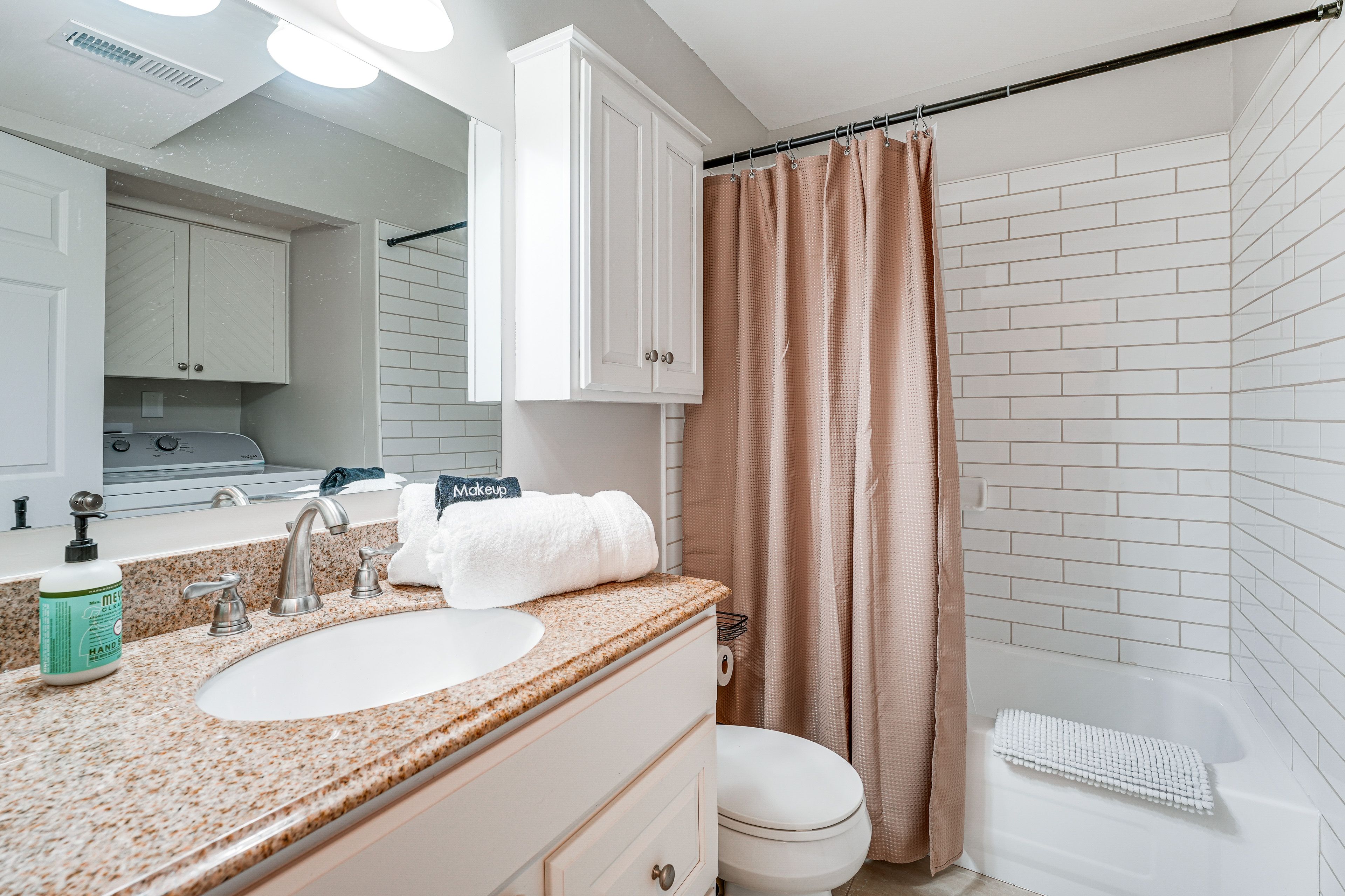 Full Bathroom | 1st Floor | Complimentary Toiletries