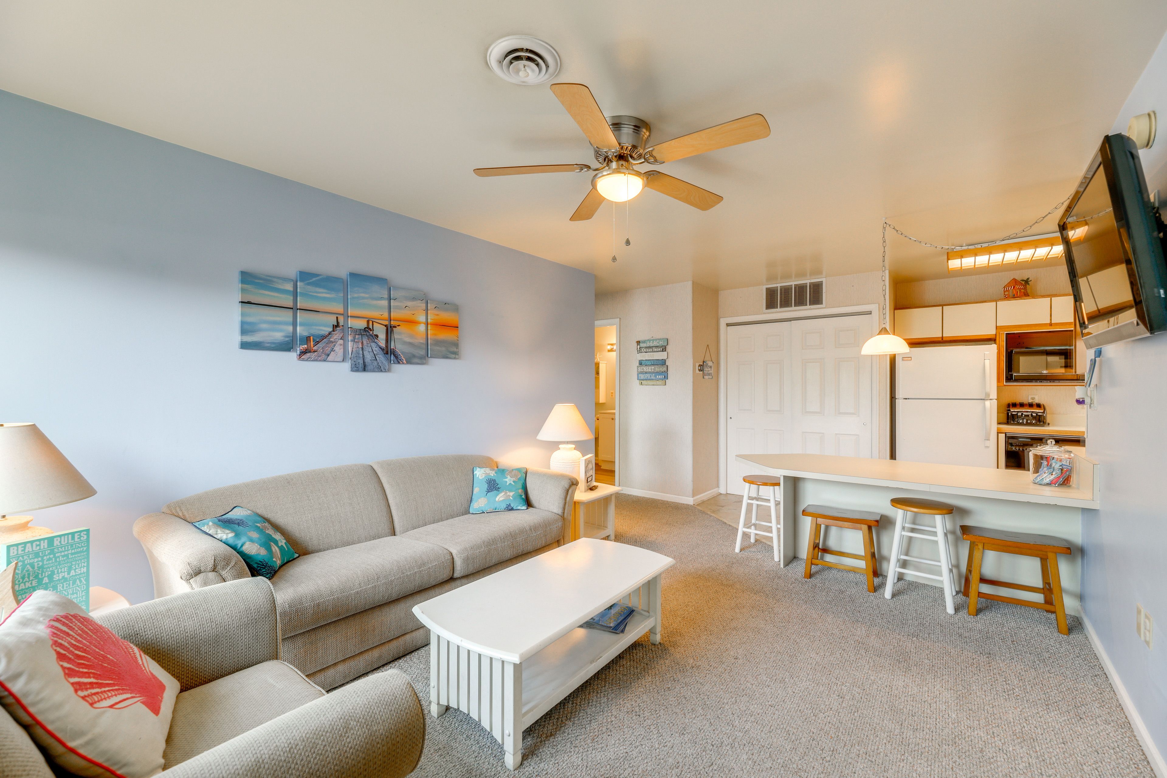 Living Room | Queen Sleeper Sofa | Smart TV | Free WiFi