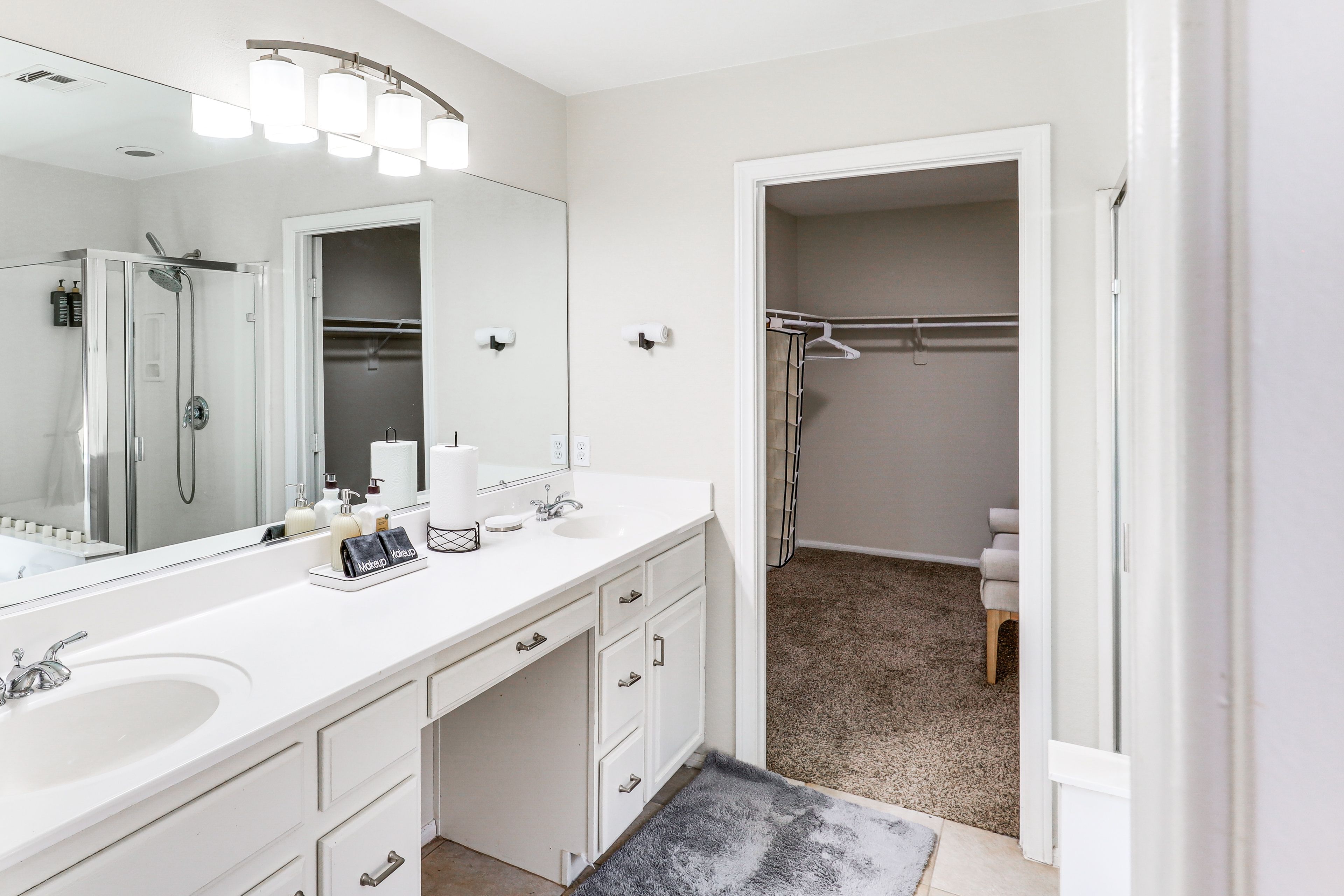 En-Suite Bathroom | Bathtub | Shower | 2nd Floor