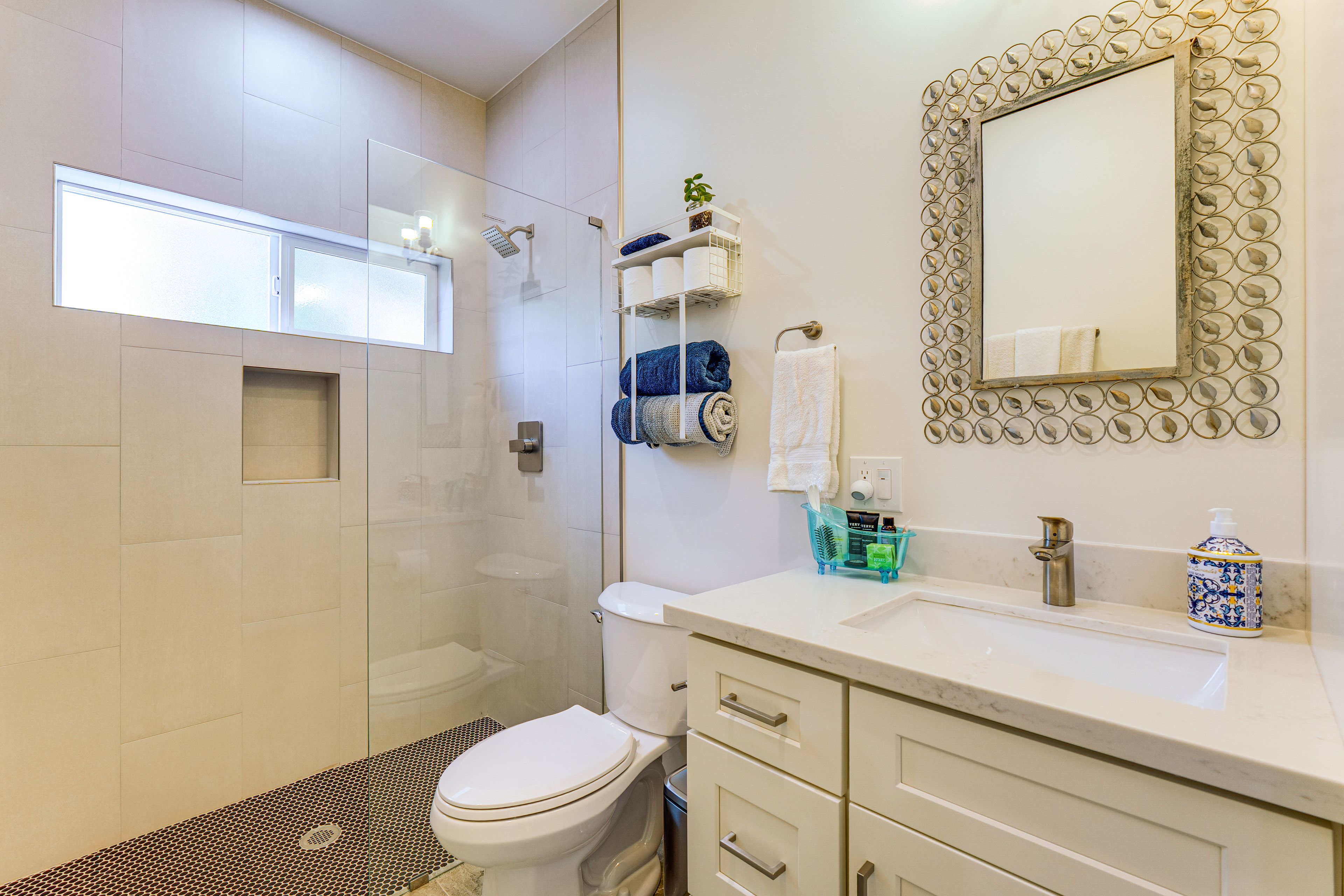 Full Bathroom | Towels Provided