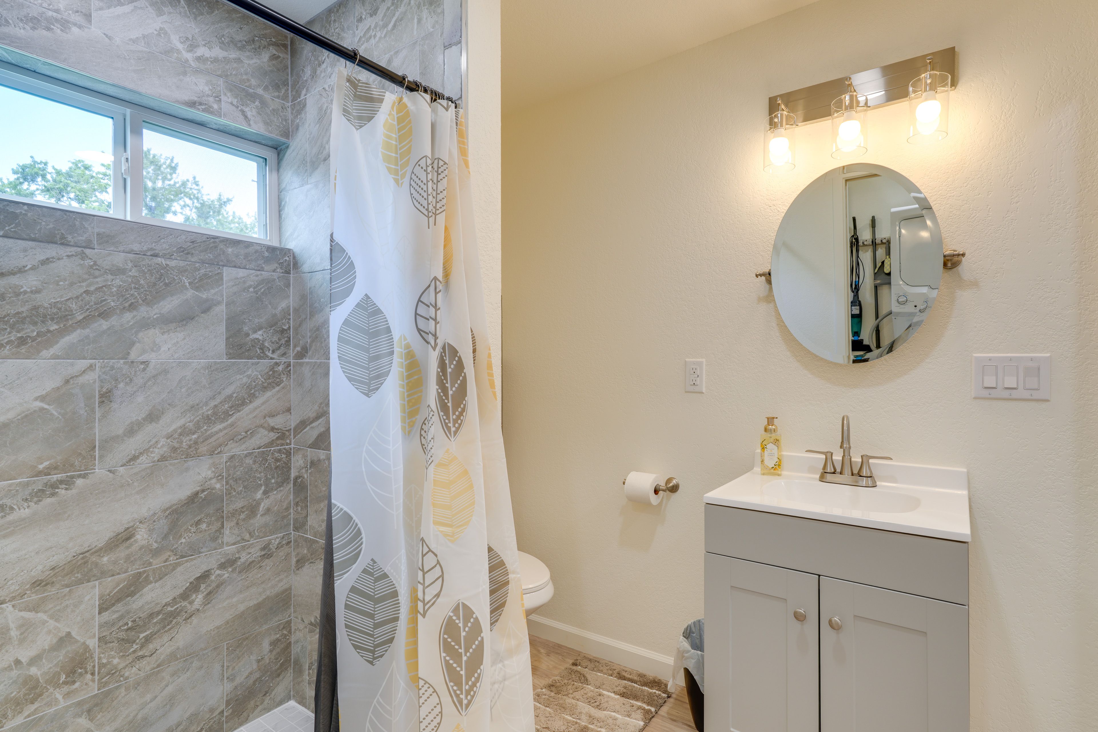 Full Bathroom | Towels Provided