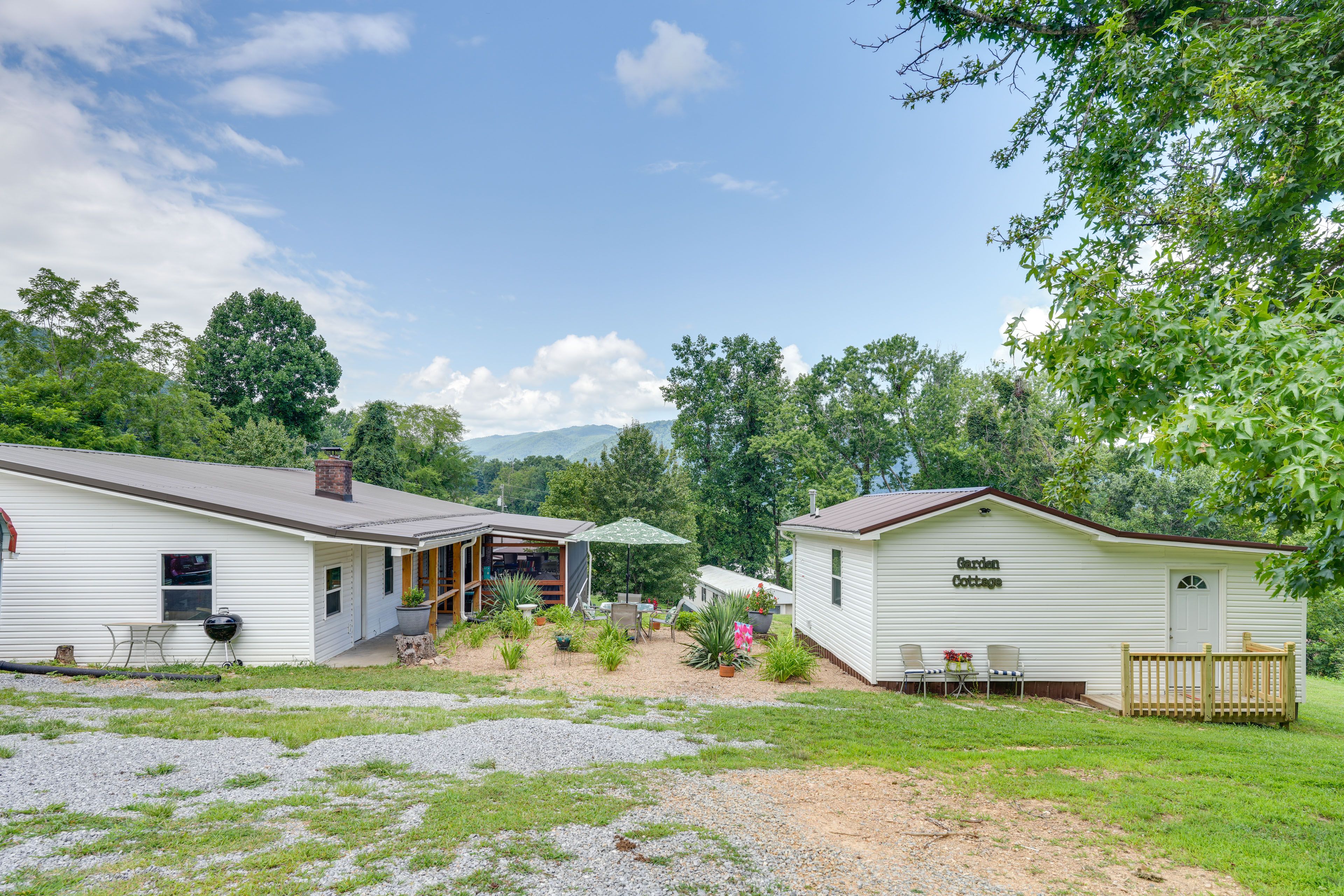 Garden w/ Dining Table | Mountain Views