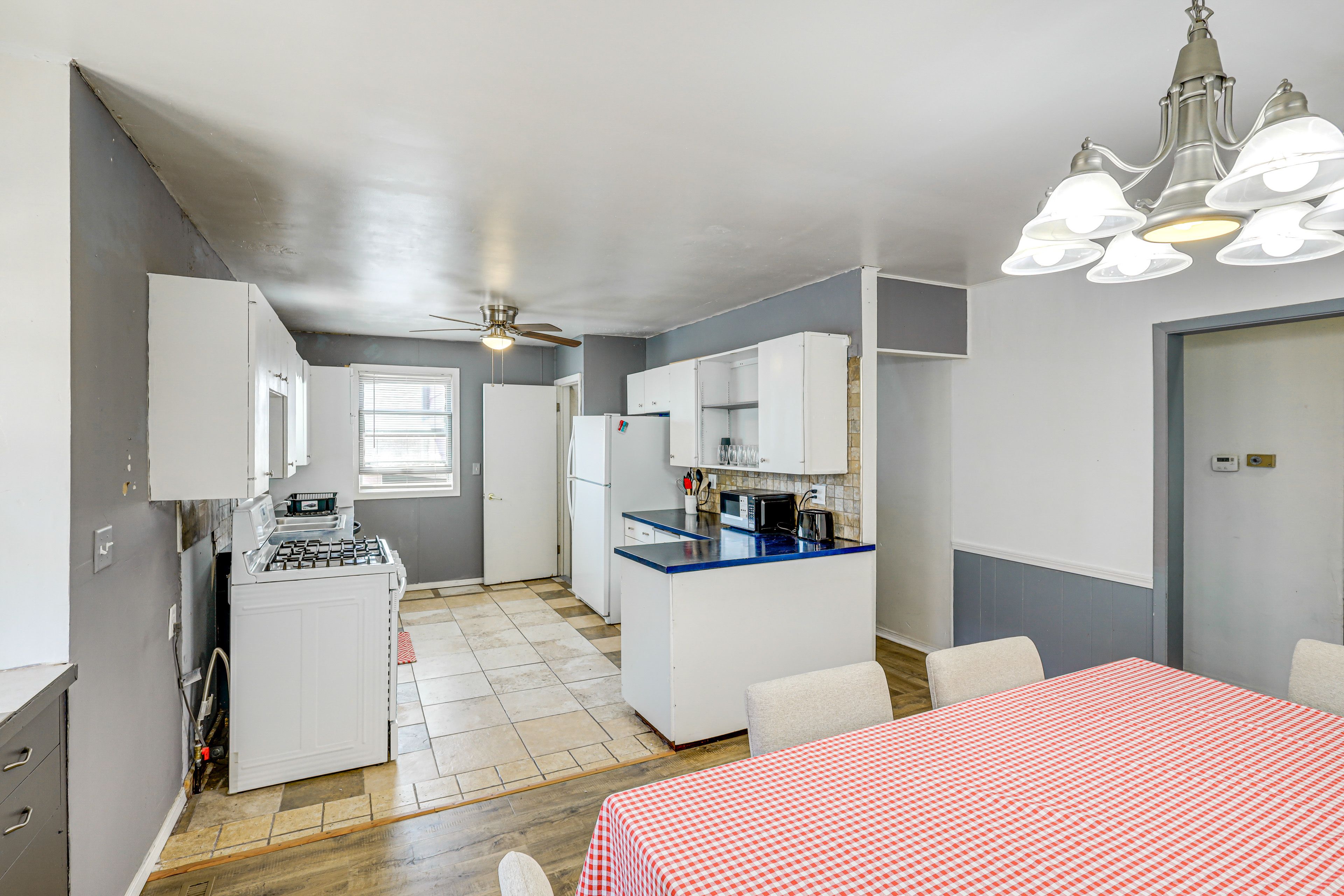 Kitchen | Dining Table | Free WiFi | Central Air Conditioning/Heat