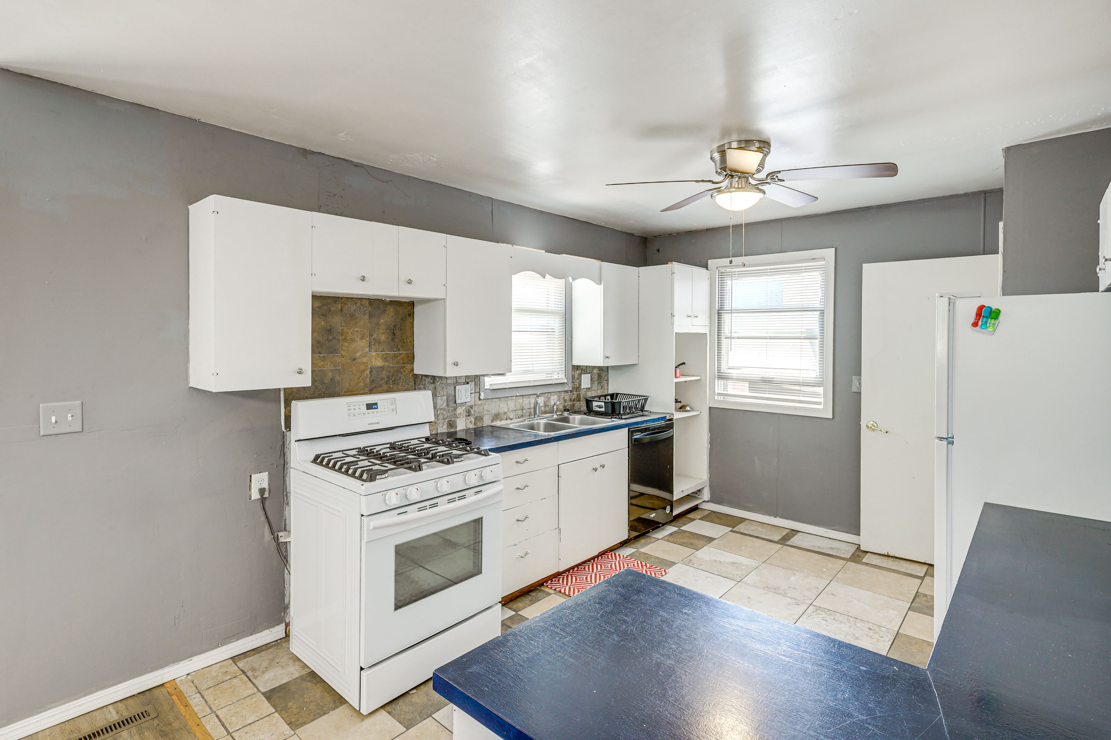 Kitchen | Microwave | Main Level