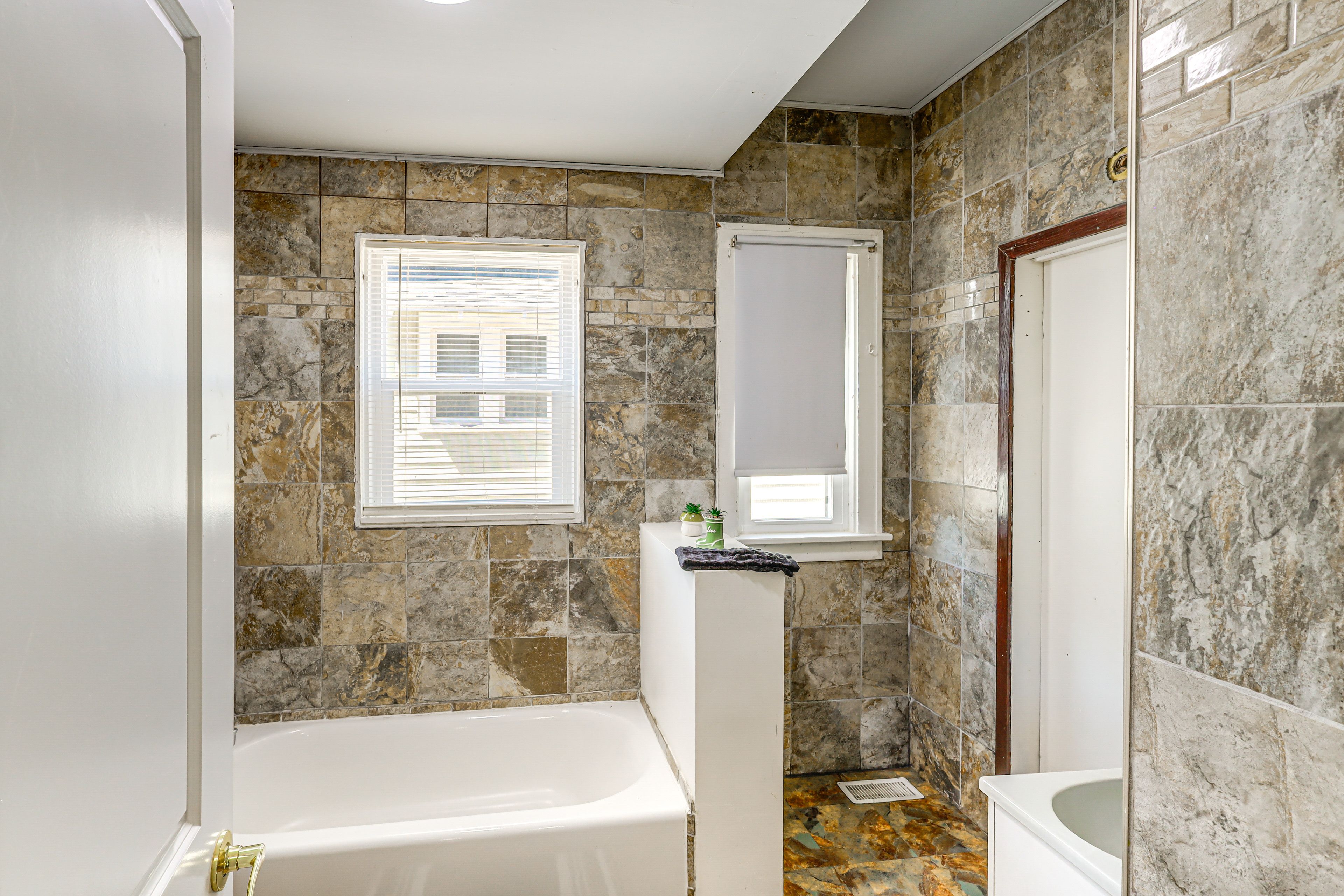 Full Bathroom | Towels Provided | Main Level