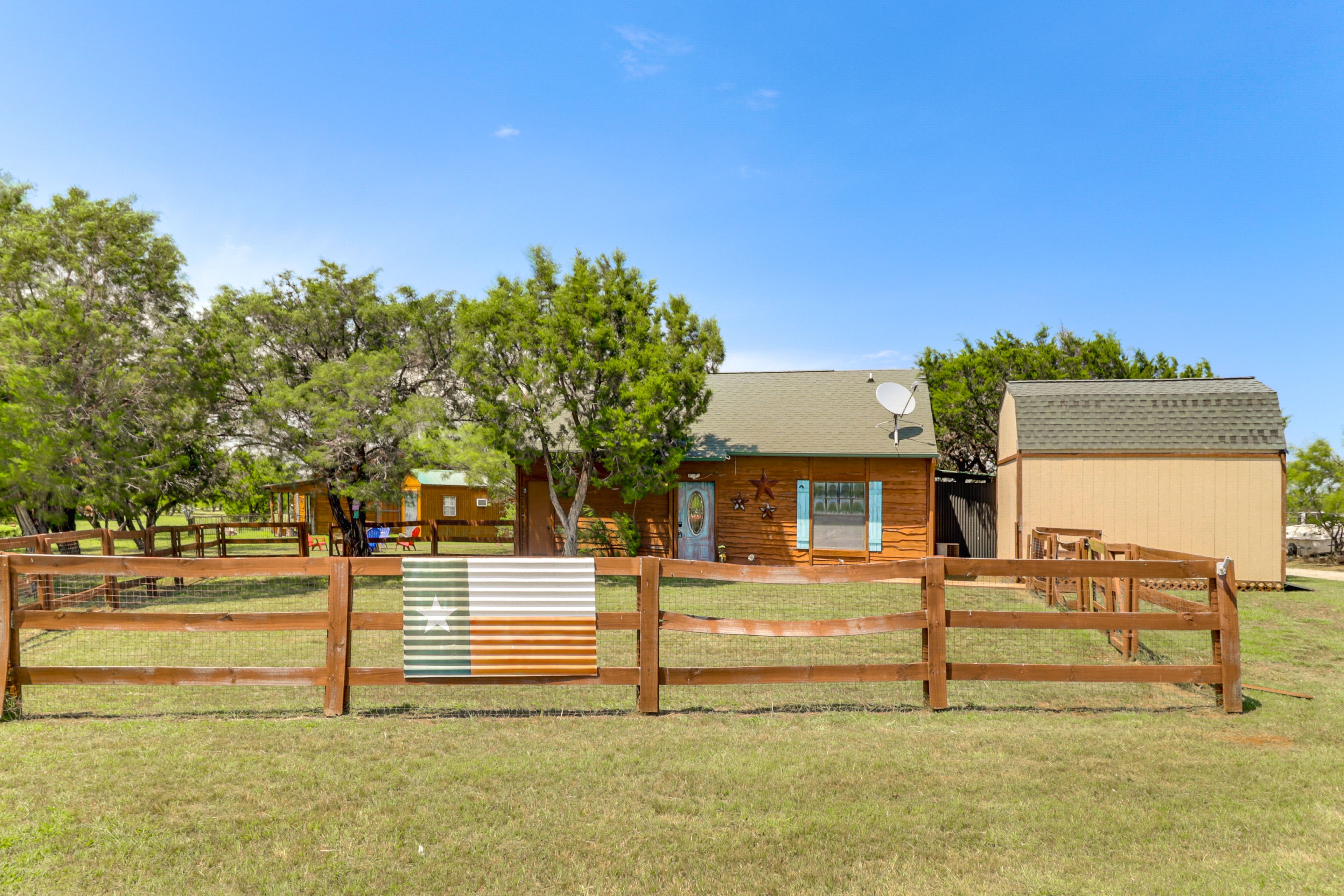 Parking | Driveway (4 Vehicles) | RV/Trailer Parking Available