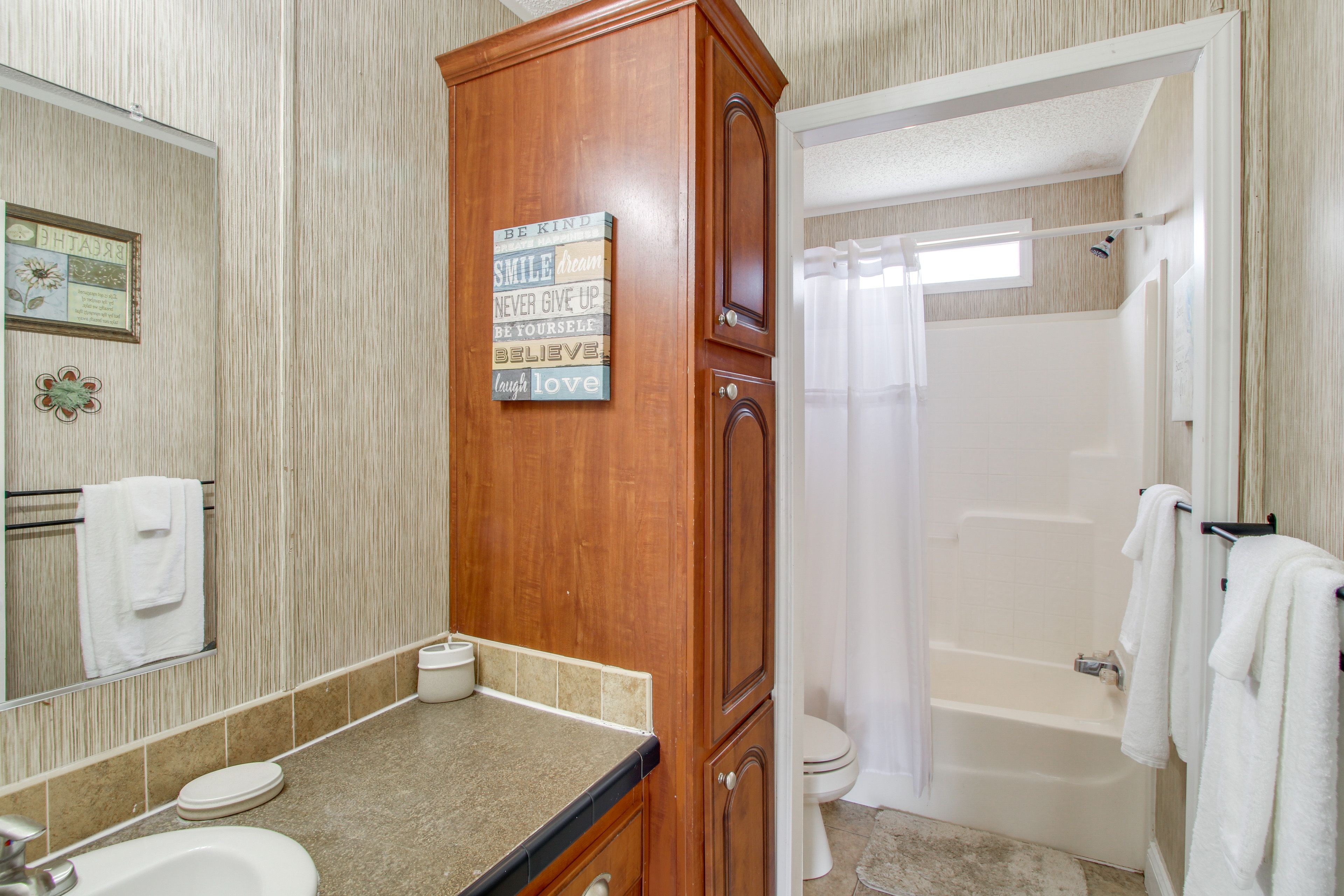 Full Bathroom | Complimentary Toiletries