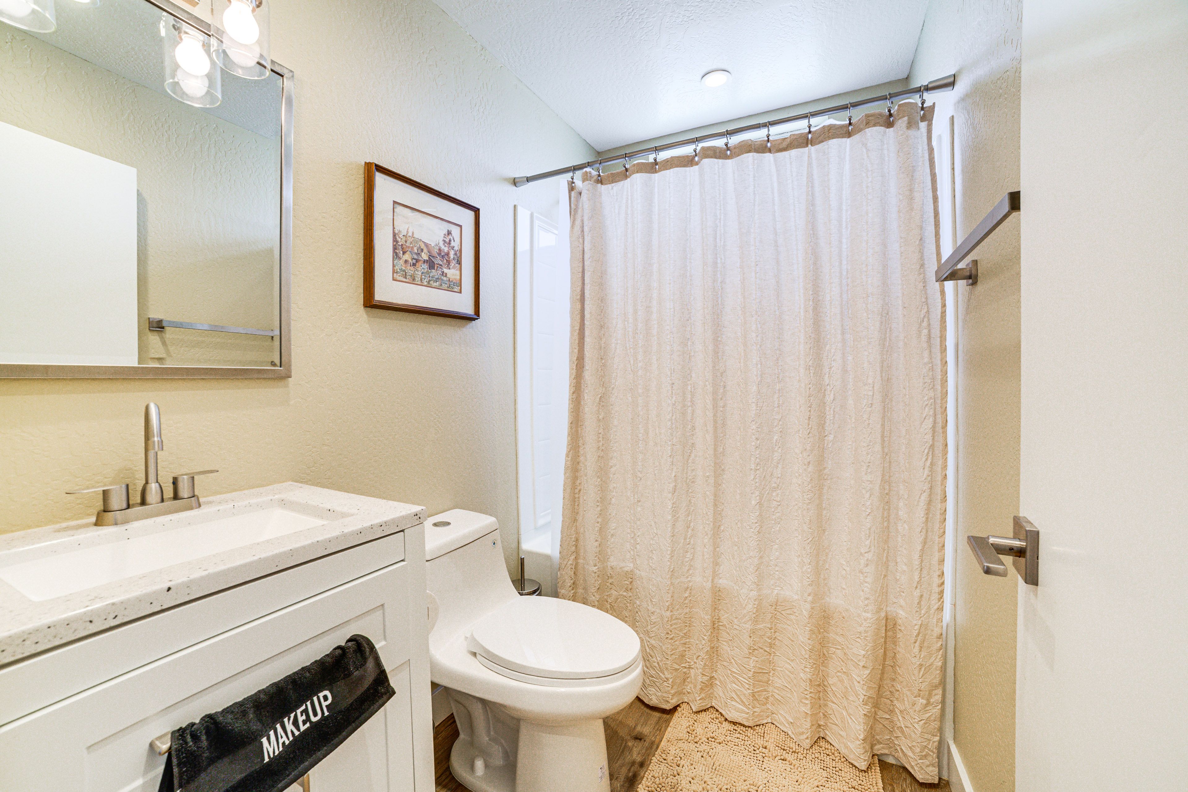 Full Bathroom | Towels Provided