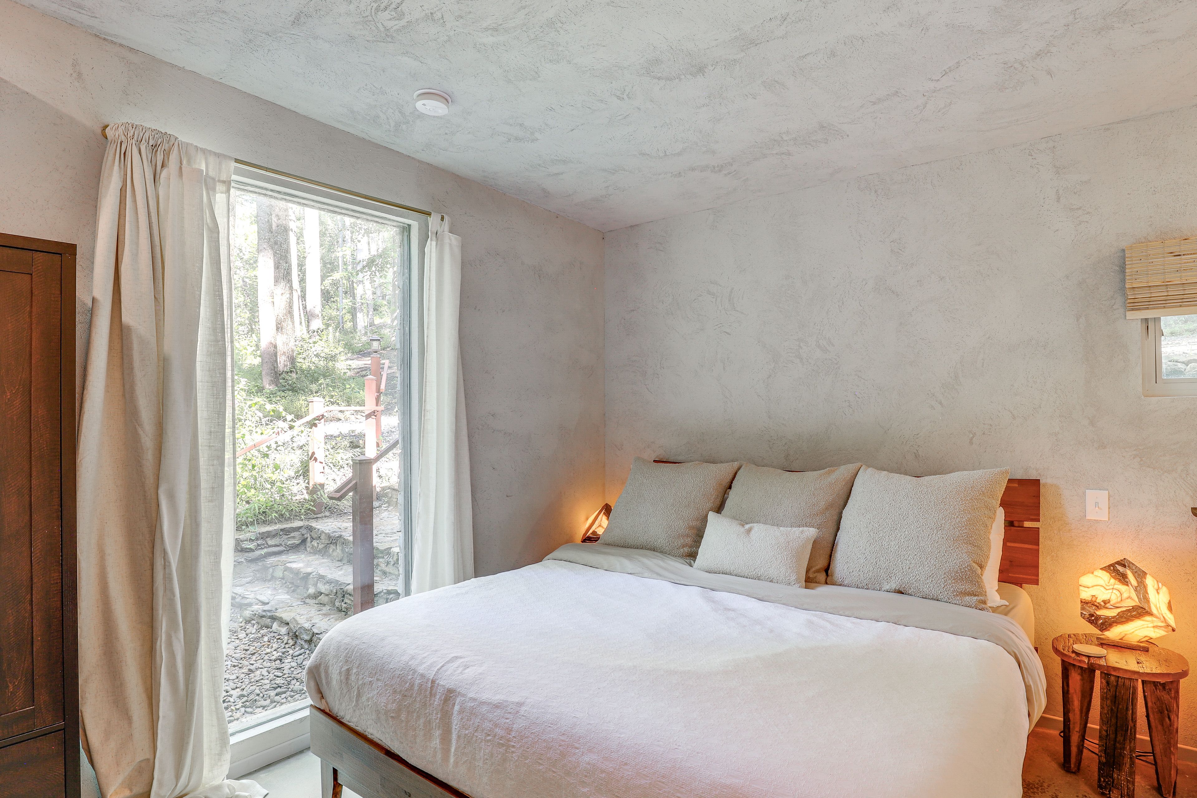 Studio | King Bed | Linens