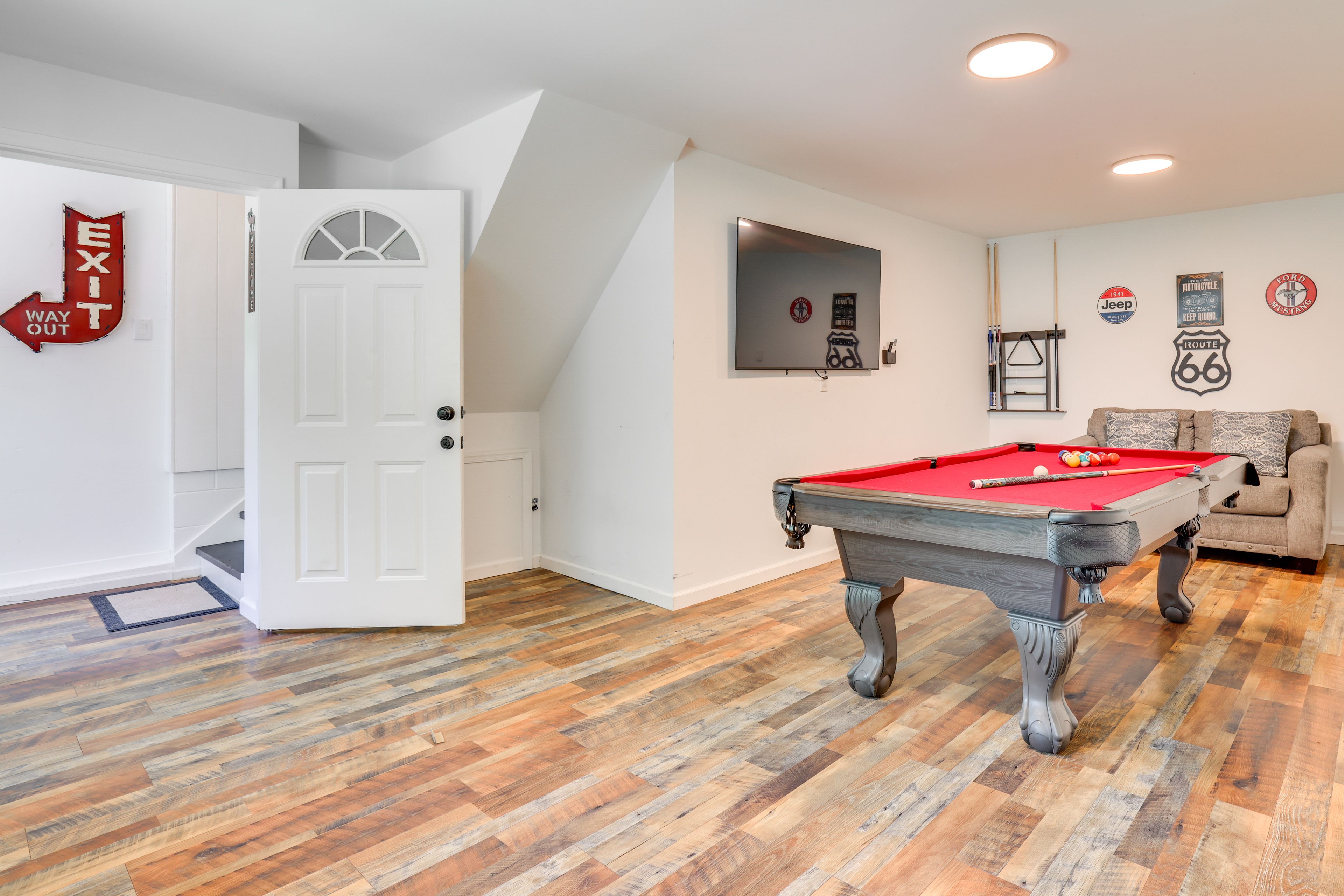 Game Room | 1st Floor | Pool Table | Dartboard | Smart TV