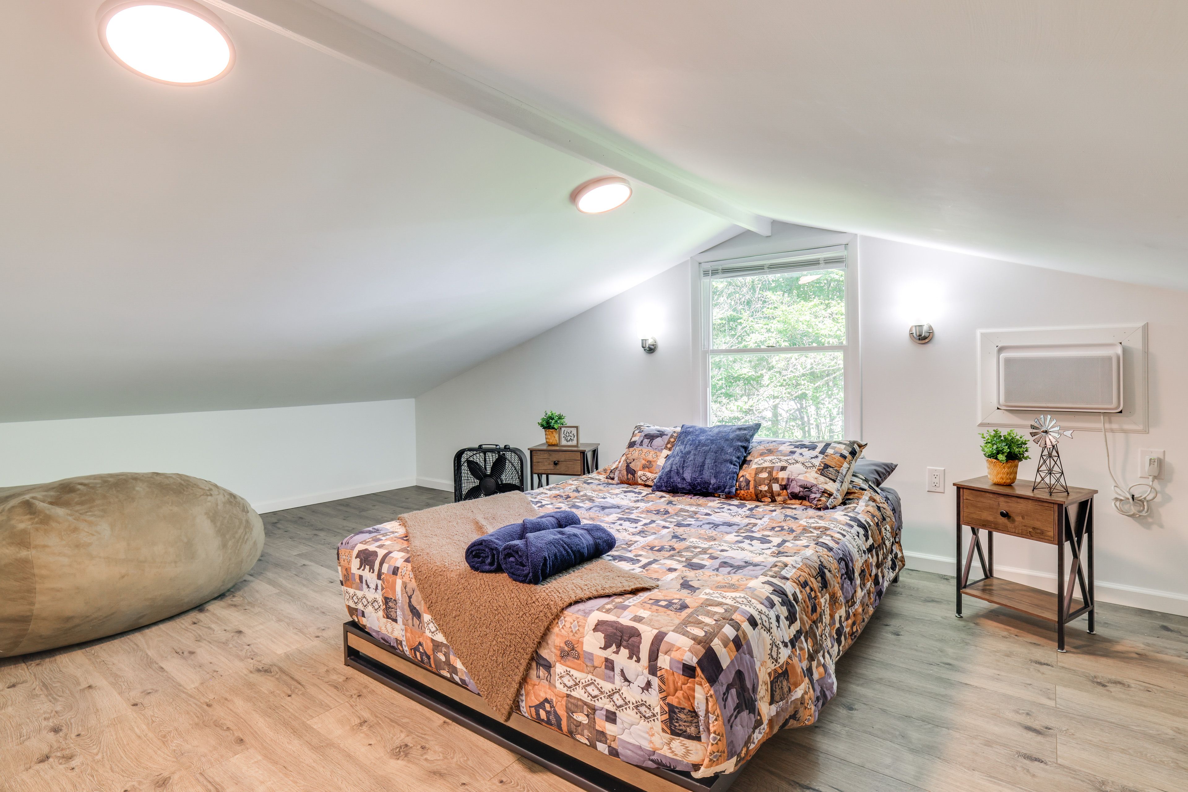 Bedroom 1 (Loft) | 2nd Floor | Queen Bed | Linens Provided