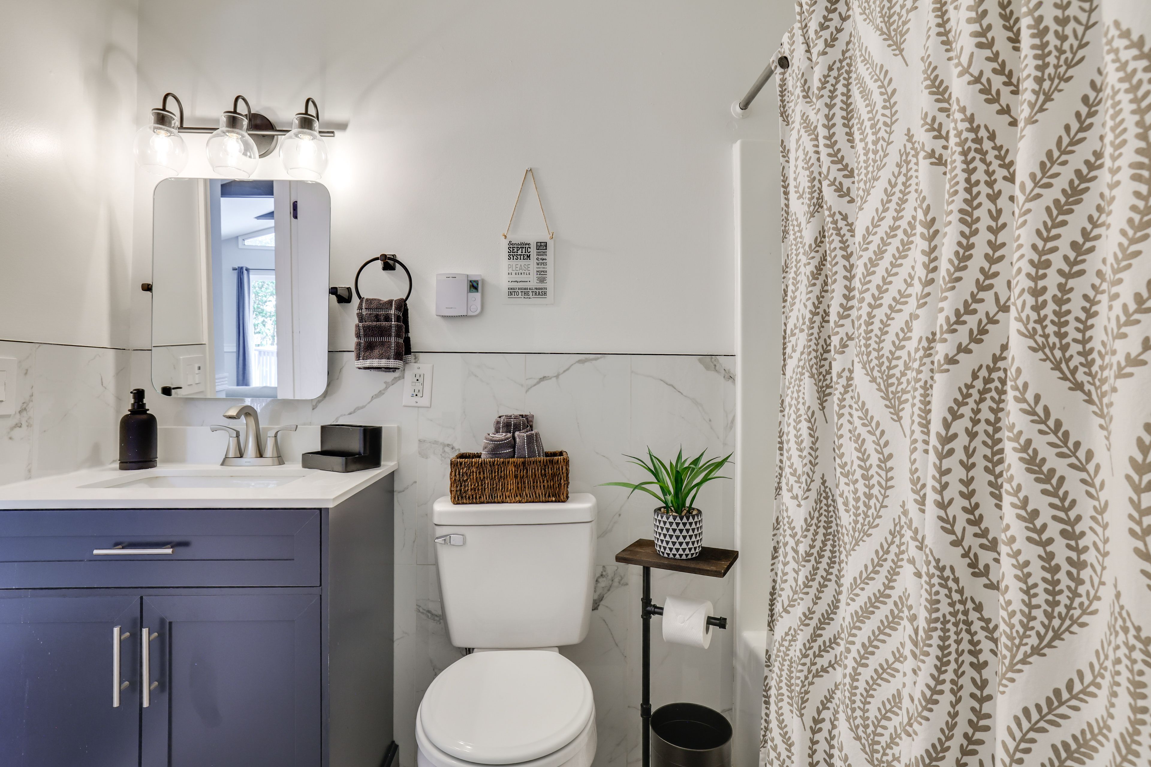 Full Bathroom | 1st Floor | Towels Provided | Complimentary Toiletries