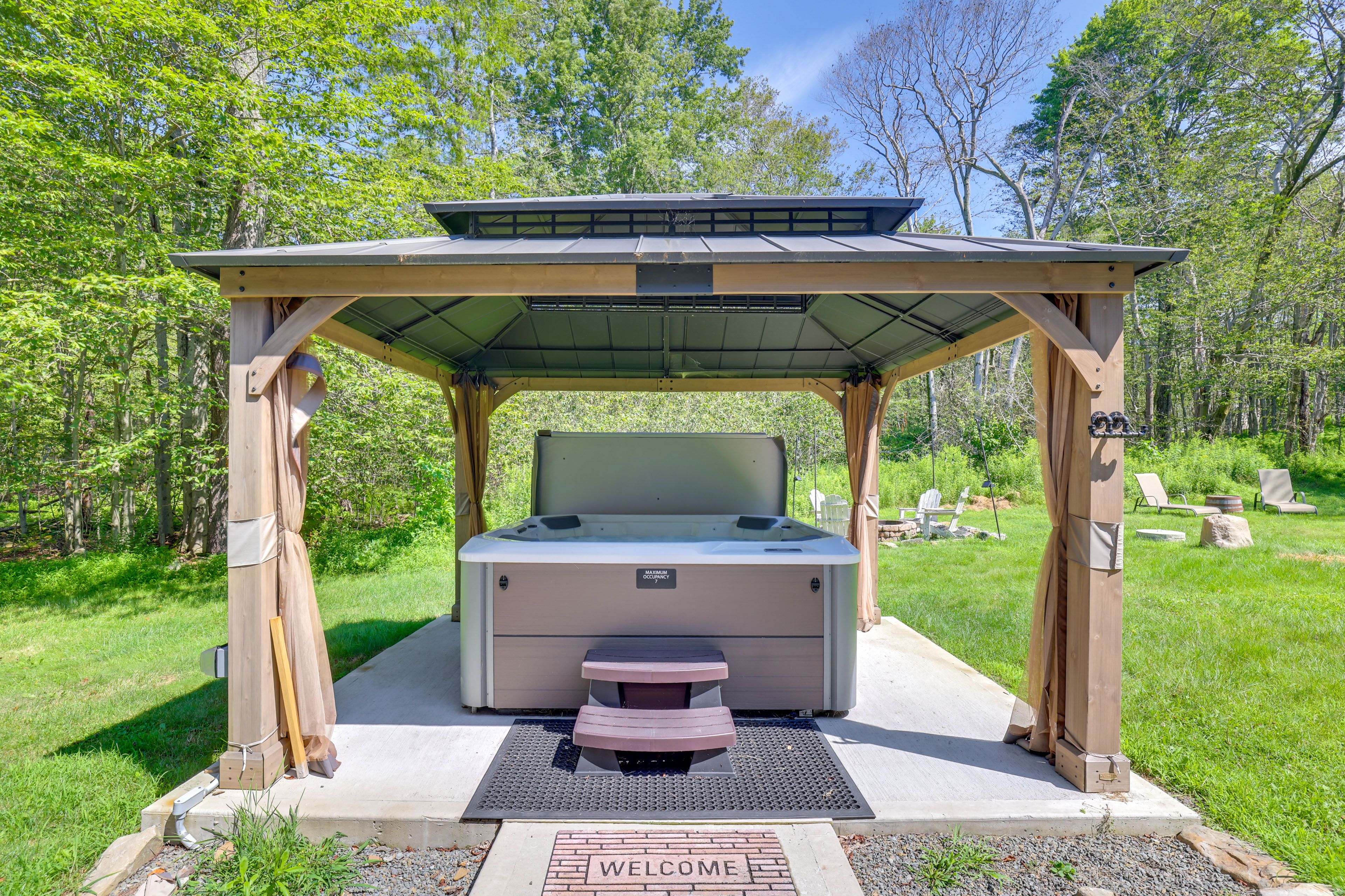 Backyard | Private Hot Tub | 5 Mi to Tobyhanna State Park